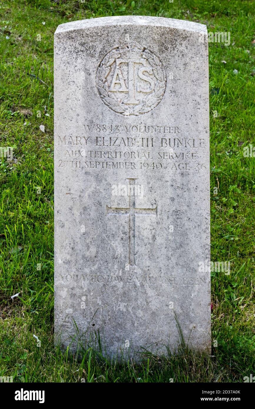 War Graves Commission Grabstein für ein Mitglied des ATS oder Auxiliary Territorial Service, der Frauenabteilung der britischen Armee. Stockfoto