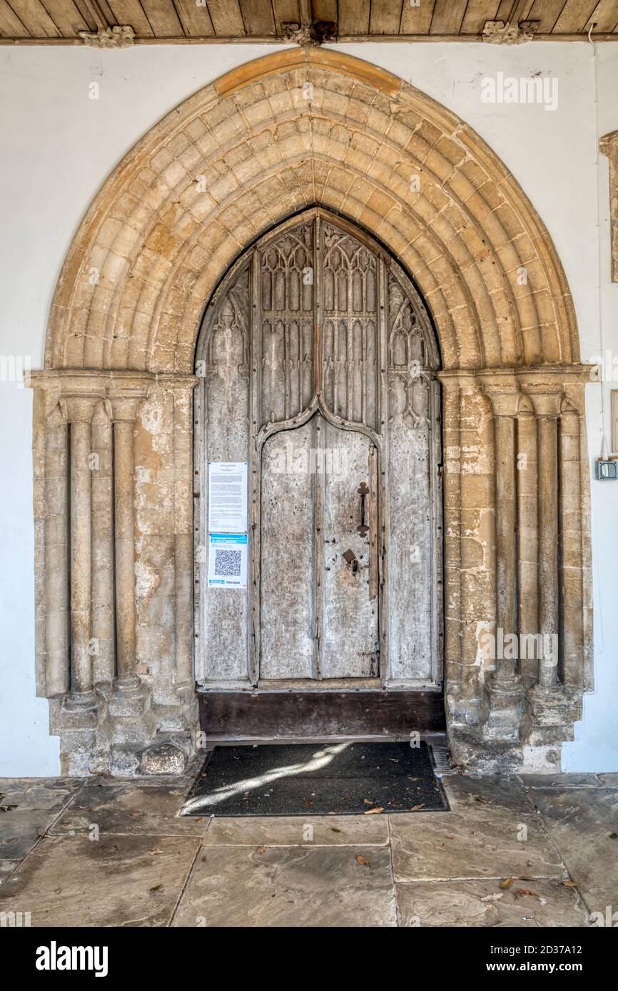 Frühe englische Tür in Südveranda der Allerheiligen Kirche, Thornham in Nord-Norfolk. Stockfoto