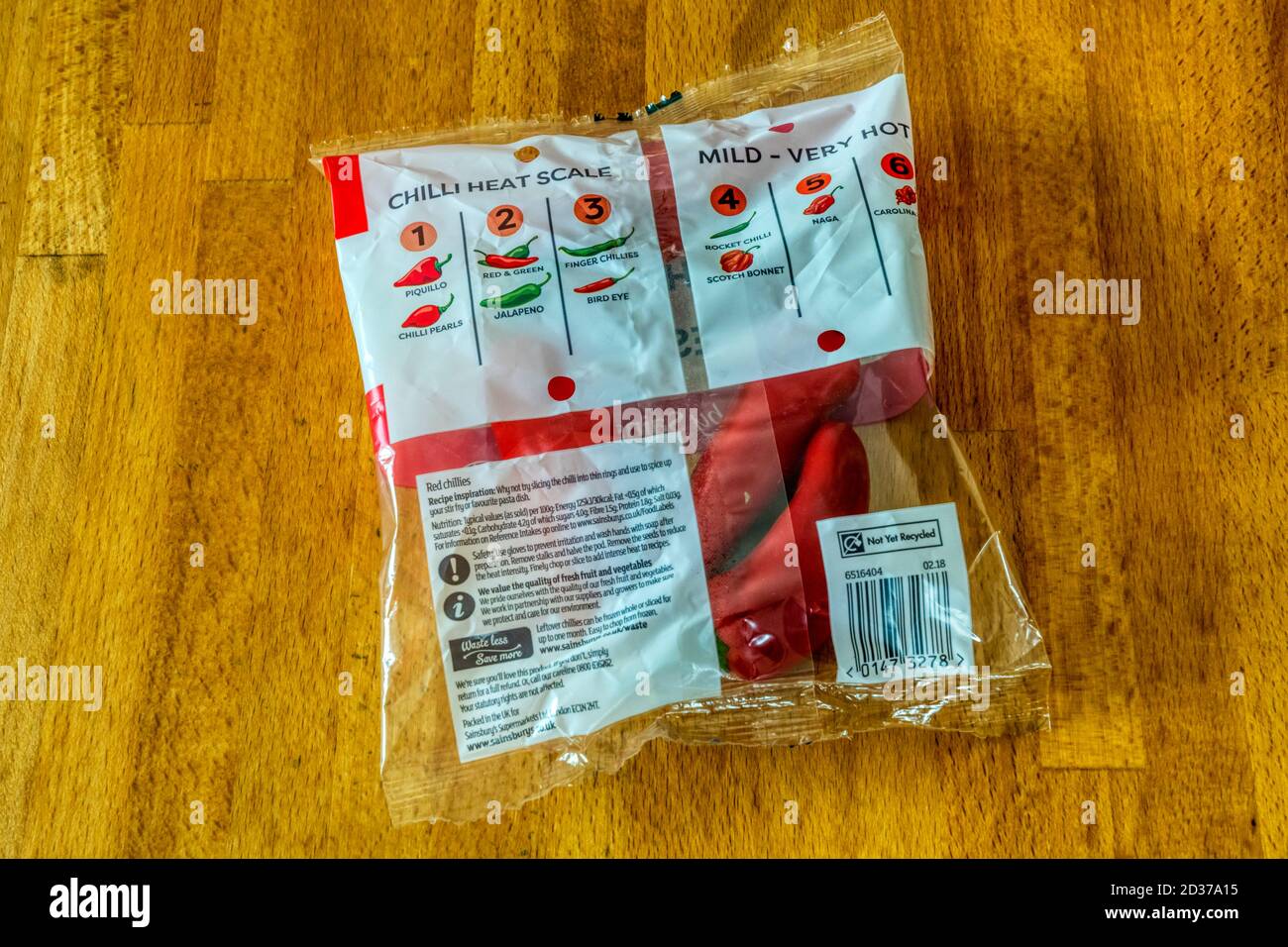 Chilischeiskala auf einem Päckchen roter Chilischoten, die im Supermarkt gekauft wurden. Stockfoto