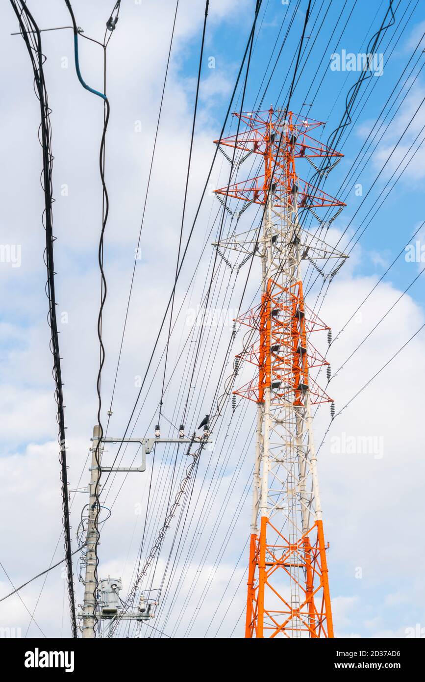 Der Power Transmission Tower steht in Japan unter den Wolken. Stockfoto