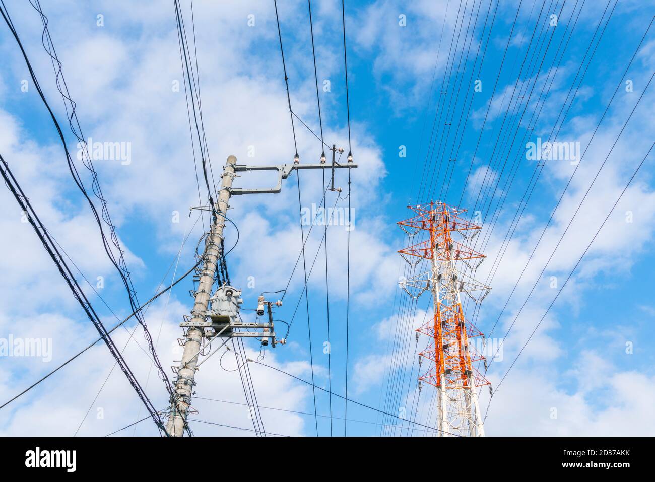 Der Power Transmission Tower steht in Japan unter den Wolken. Stockfoto