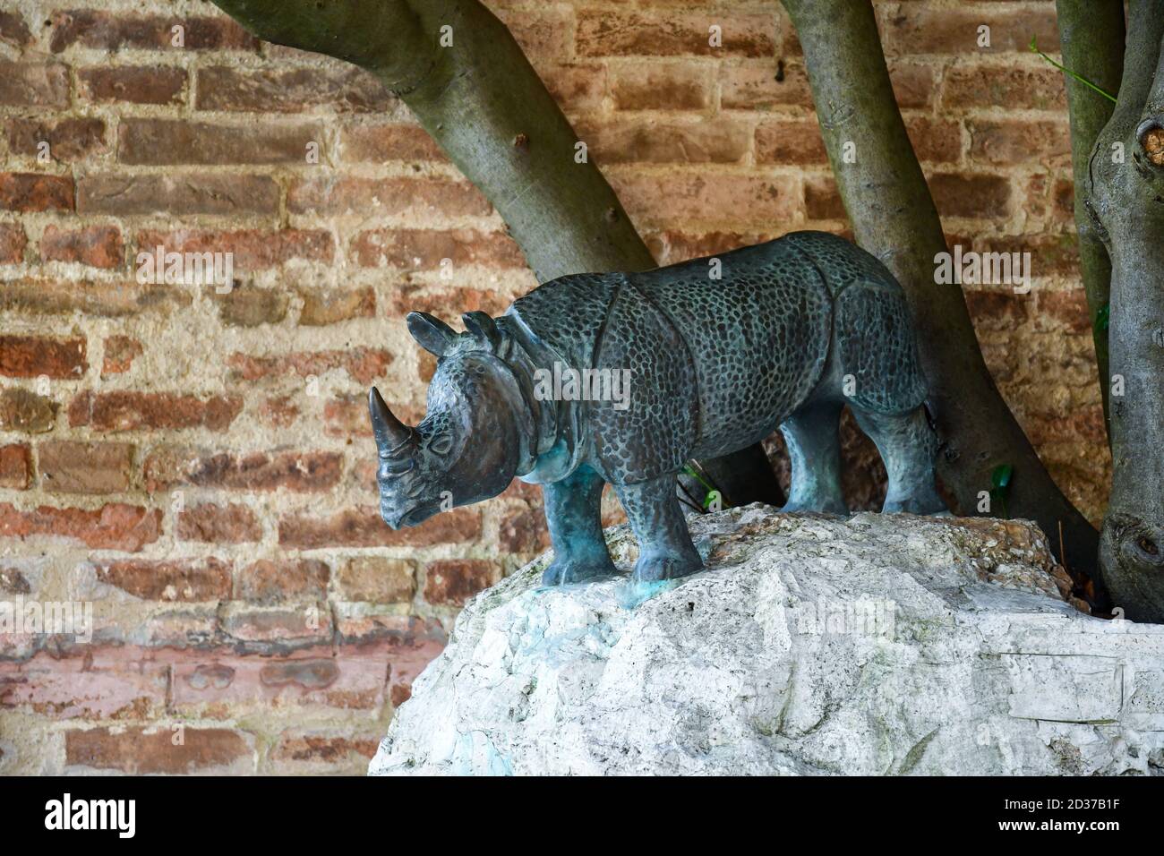 Rhinoceros Brunnen von Vinicio Guastatori (1965), Symbol der Contrada della Selva, im historischen Zentrum von Siena, Toskana, Italien Stockfoto