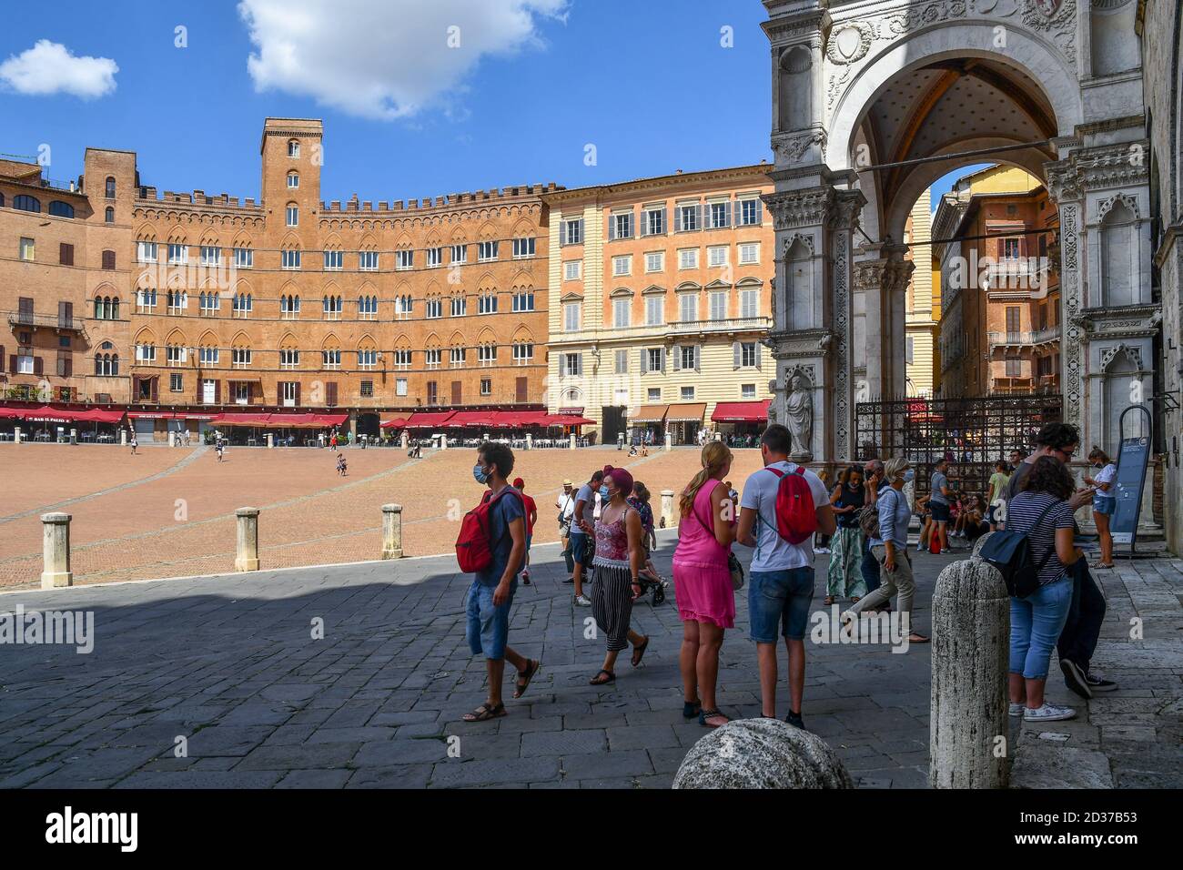 Blick auf Piazza del Campo Platz in der Altstadt von Siena, UNESCO-Weltkulturerbe, mit Menschen und Touristen im Sommer, Toskana, Italien Stockfoto