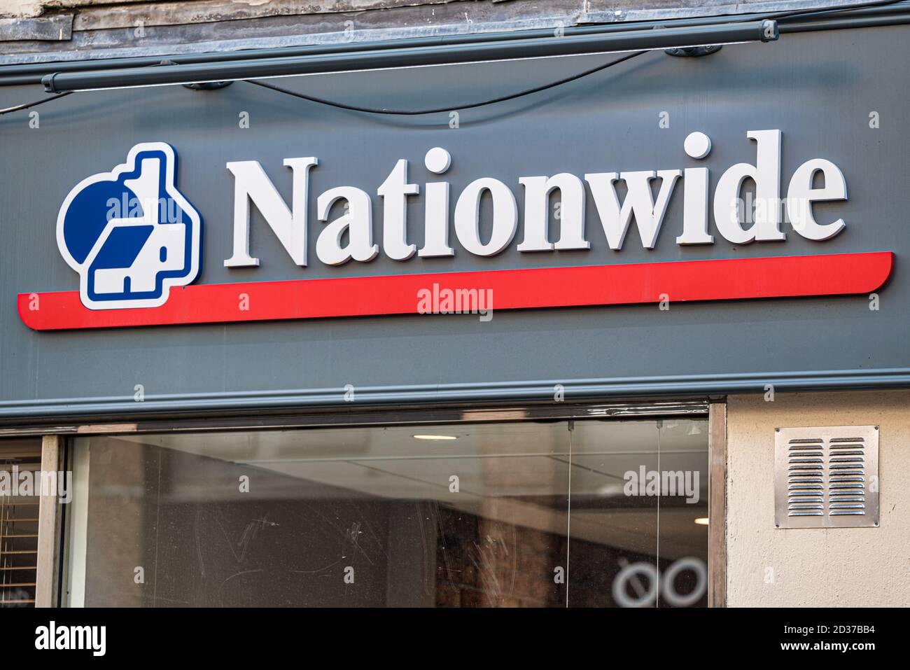 Derry, Nordirland - 27. September 2020: Das Zeichen für Nationwide Building Society in Derry. Stockfoto Derry, Nordirland - 27. September 2020: Das Zeichen für Nationwide Building Society in Derry. Stockfoto