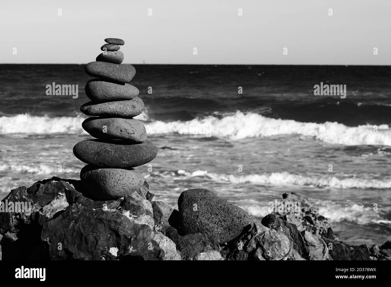 Steinhaufen mit Blick auf das Meer Stockfoto