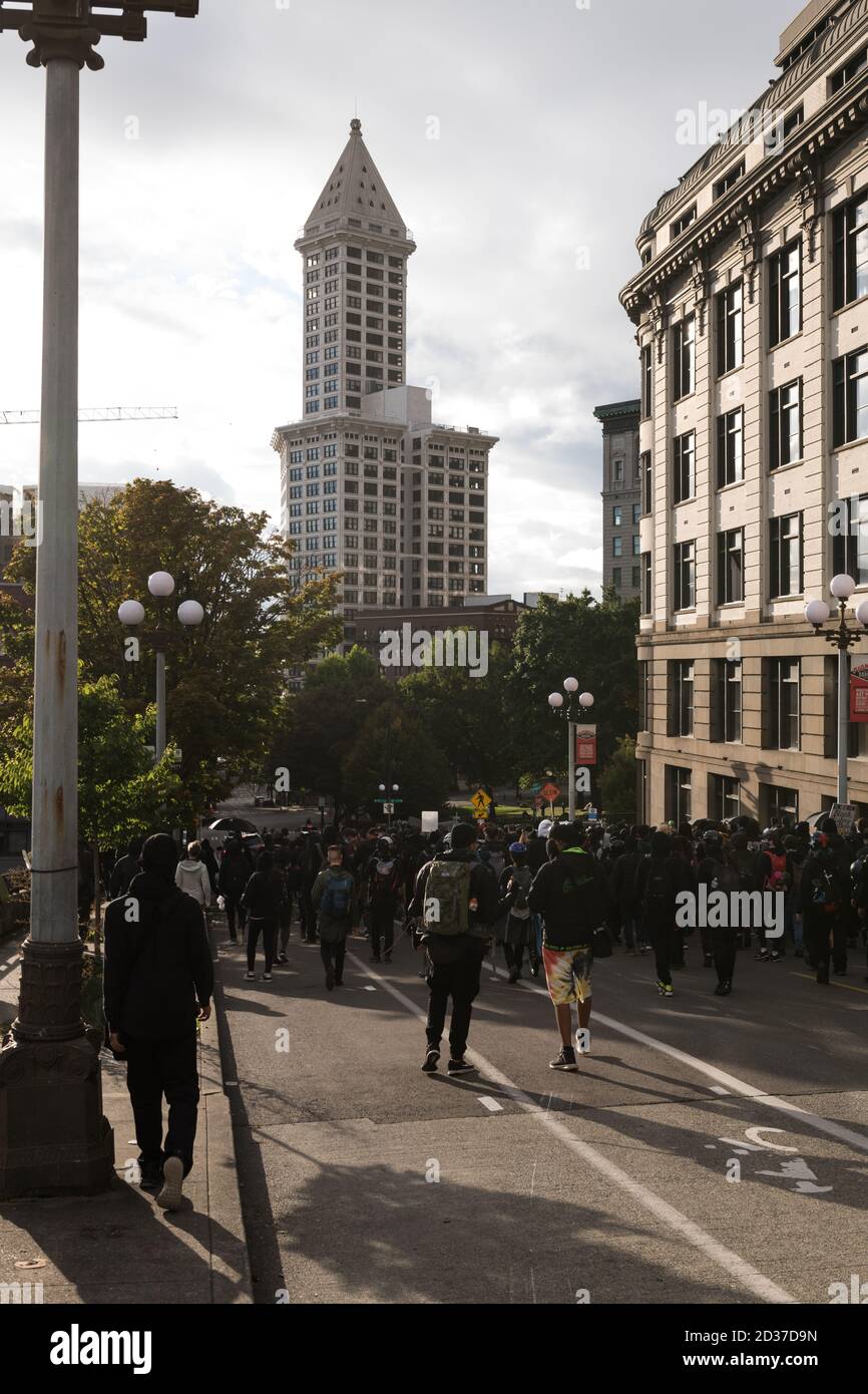 Seattle, USA. September 2020. Spät in den Tag Protestierenden bewegen sich durch die Stadt während einer Solidarität mit Demonstranten auf der ganzen Welt märz. Stockfoto