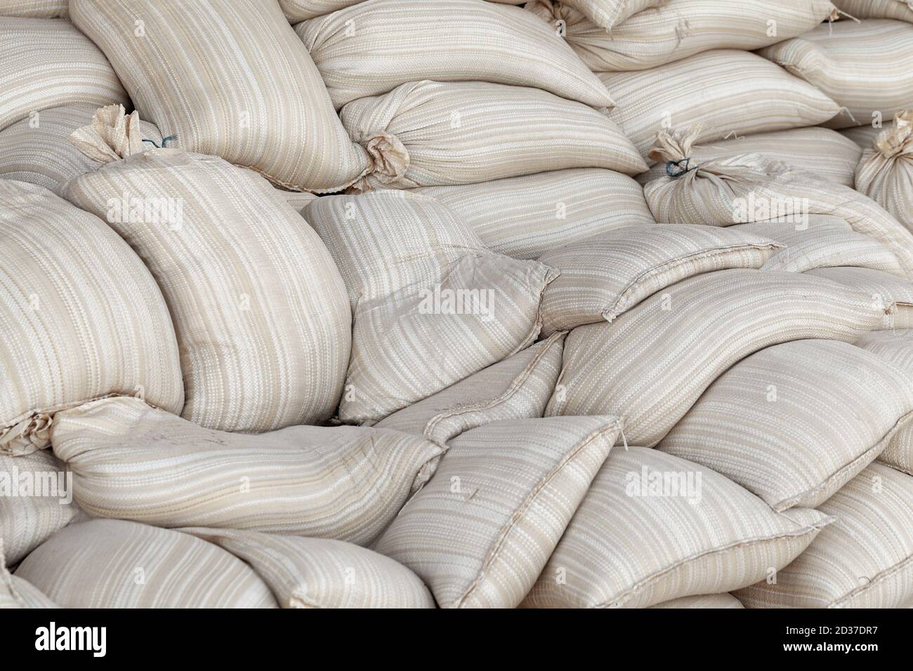 Stapel von vollen weißen Polypropylen-Bulk-Taschen, Industrie Hintergrund Foto Stockfoto
