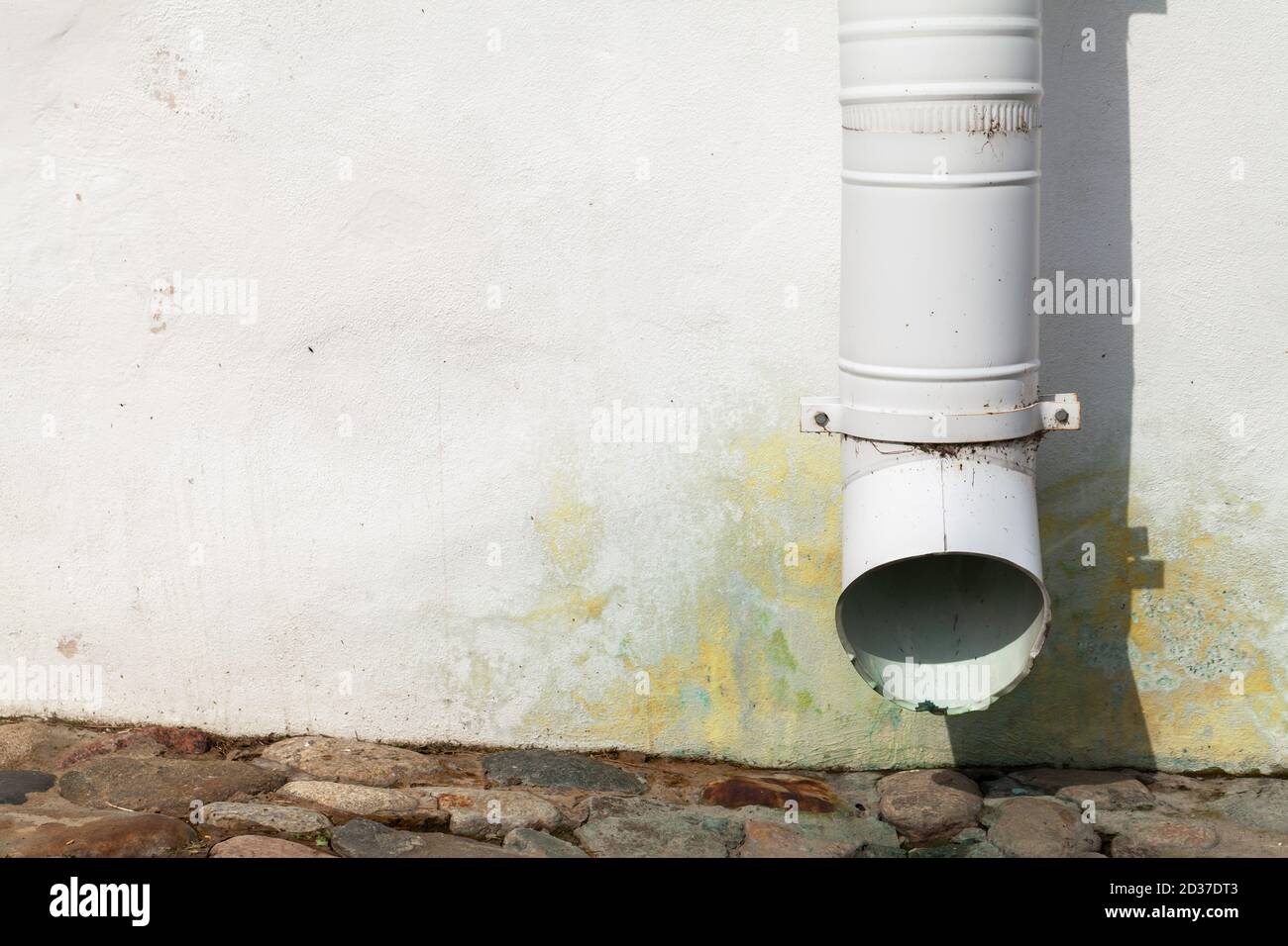 Weiße Abflussrohre und alte Hauswand, Nahaufnahme Stockfoto