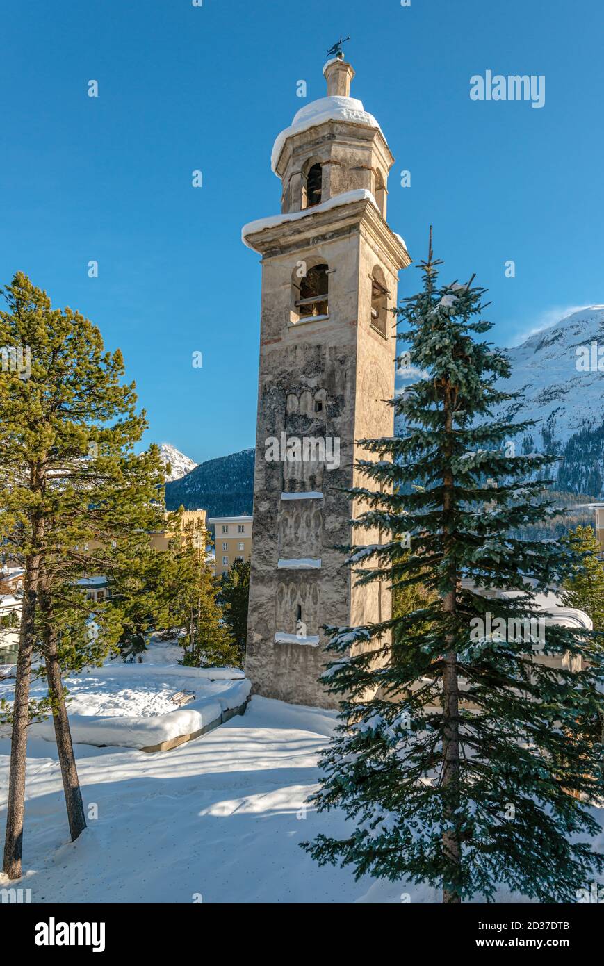 Der schiefe Turm von St.Moritz, ein Wahrzeichen aus dem 12. Jahrhundert und Teil der 1'893 abgerissenen St. Mauritius Kirche, Graubünden, Schweiz Stockfoto