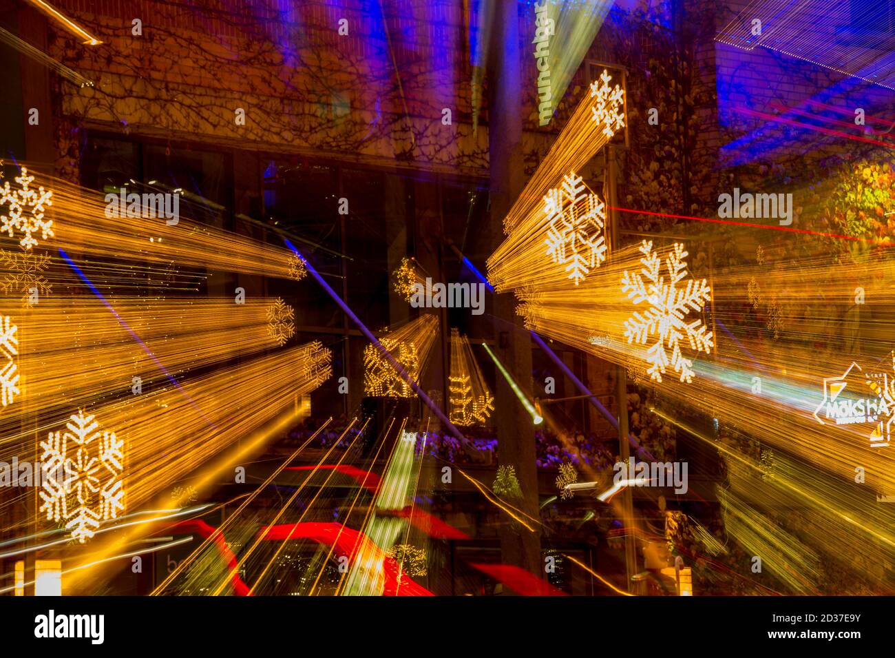 Zoomed Snowflake Lane am Bellevue Square dekoriert mit Weihnachtsdekorationen und Lichtern in Bellevue, Washington, USA. Stockfoto
