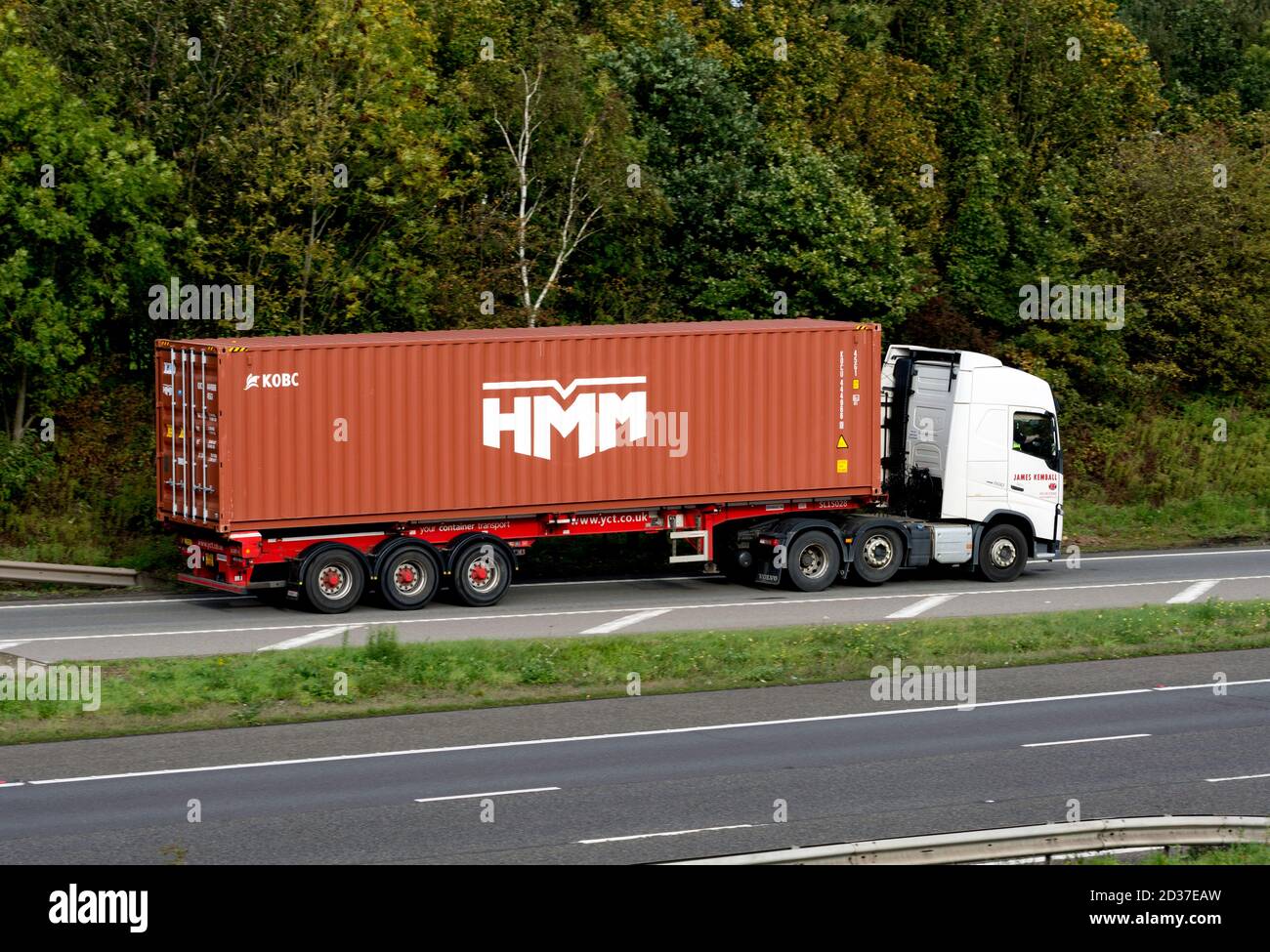 HMM-Transportcontainer auf einem Lastwagen, der die Autobahn M40 an der Kreuzung 15, Warwickshire, Großbritannien, verbindet Stockfoto
