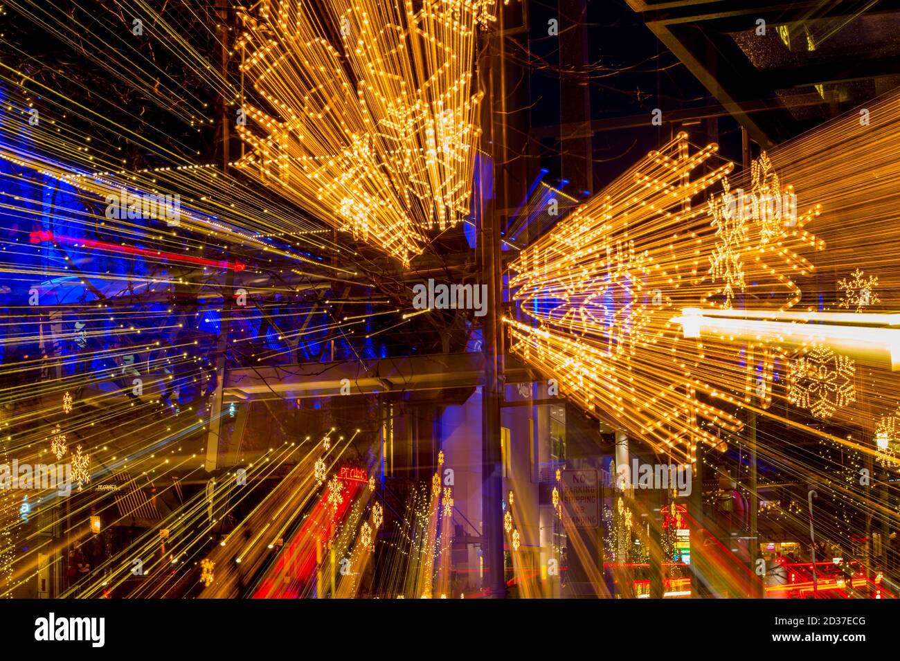 Zoomed Snowflake Lane am Bellevue Square dekoriert mit Weihnachtsdekorationen und Lichtern in Bellevue, Washington, USA. Stockfoto