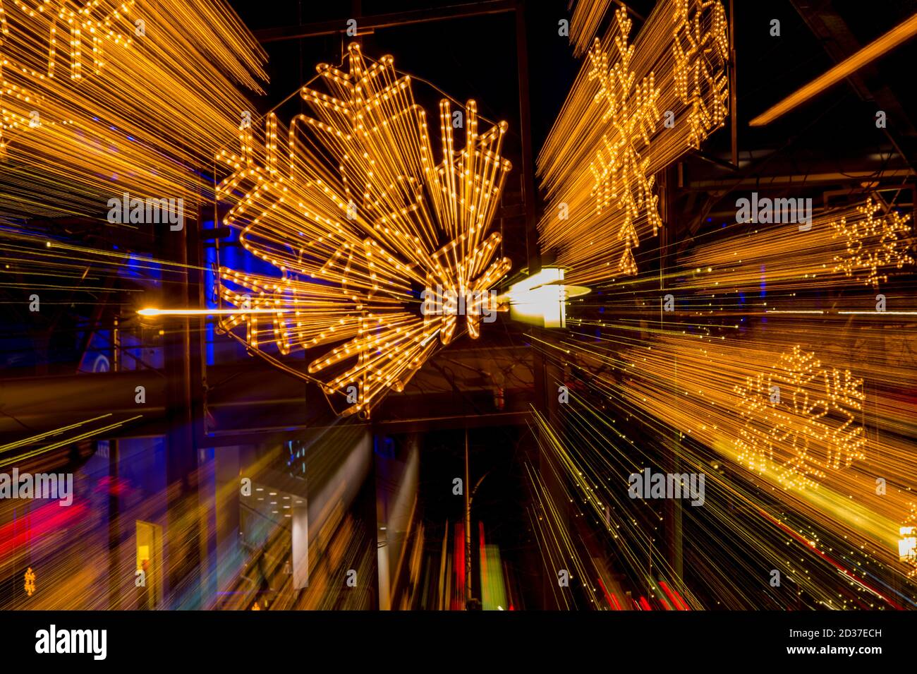 Zoomed Snowflake Lane am Bellevue Square dekoriert mit Weihnachtsdekorationen und Lichtern in Bellevue, Washington, USA. Stockfoto