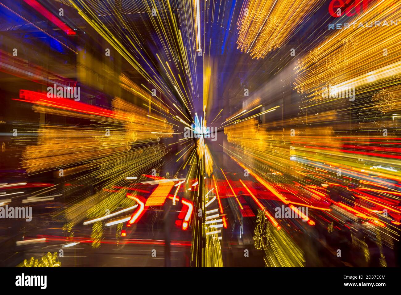Zoomed Snowflake Lane am Bellevue Square dekoriert mit Weihnachtsdekorationen und Lichtern in Bellevue, Washington, USA. Stockfoto