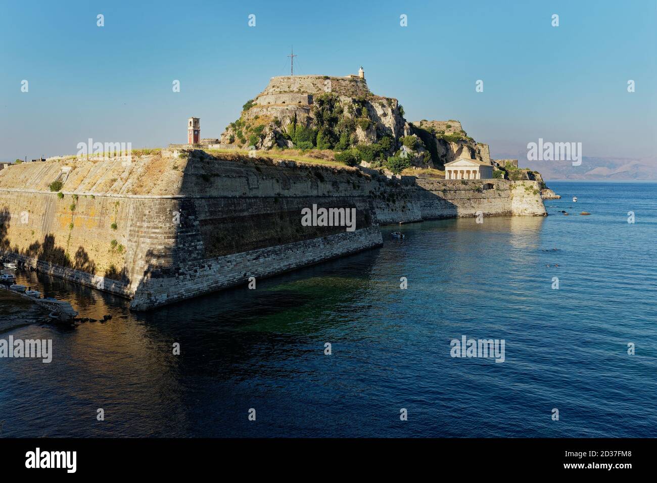 Alte venezianische Festung in Korfu ist eine venezianische Festung in der Stadt Korfu während byzantinischer Zeiten. Seehafen auf der griechischen Insel, blauer Himmel und blaues Meer. Stockfoto