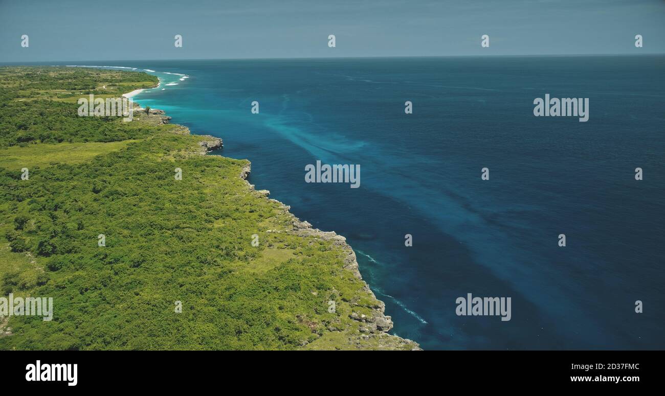 Luftaufnahme der blauen Ozeanbucht bei grüner tropischer Landschaft. Grüngrastal an der Klippenküste der Sumba Insel, Indonesien. Majestätische Seeslandschaft admist Felsküste mit indonesischen niemand Natur Landschaft Stockfoto