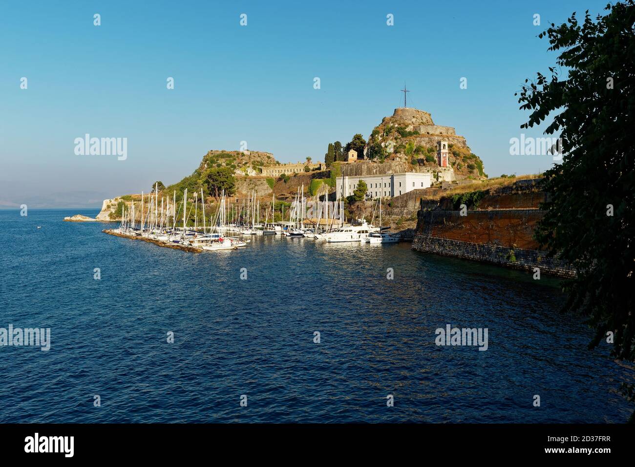 Alte venezianische Festung in Korfu ist eine venezianische Festung in der Stadt Korfu während byzantinischer Zeiten. Seehafen auf der griechischen Insel, blauer Himmel und blaues Meer. Stockfoto