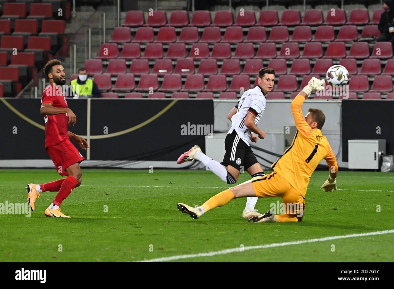 Julian Draxler (Deutschland) schießt das Tor auf 1-0 gegen den Torwart Mert Guenok (Türkei). GES./Fussball/Testspiel: Deutschland - Tuerkei, 07.10.2020 Fußball/Fußball: Testspiel: Deutschland gegen Türkei Köln, 7. Oktober 2020 Stockfoto