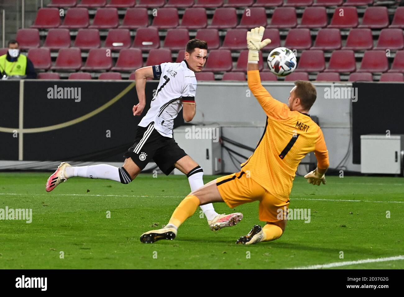 Julian Draxler (Deutschland) schießt das Tor auf 1-0 gegen den Torwart Mert Guenok (Türkei). GES./Fussball/Testspiel: Deutschland - Tuerkei, 07.10.2020 Fußball/Fußball: Testspiel: Deutschland gegen Türkei Köln, 7. Oktober 2020 Stockfoto