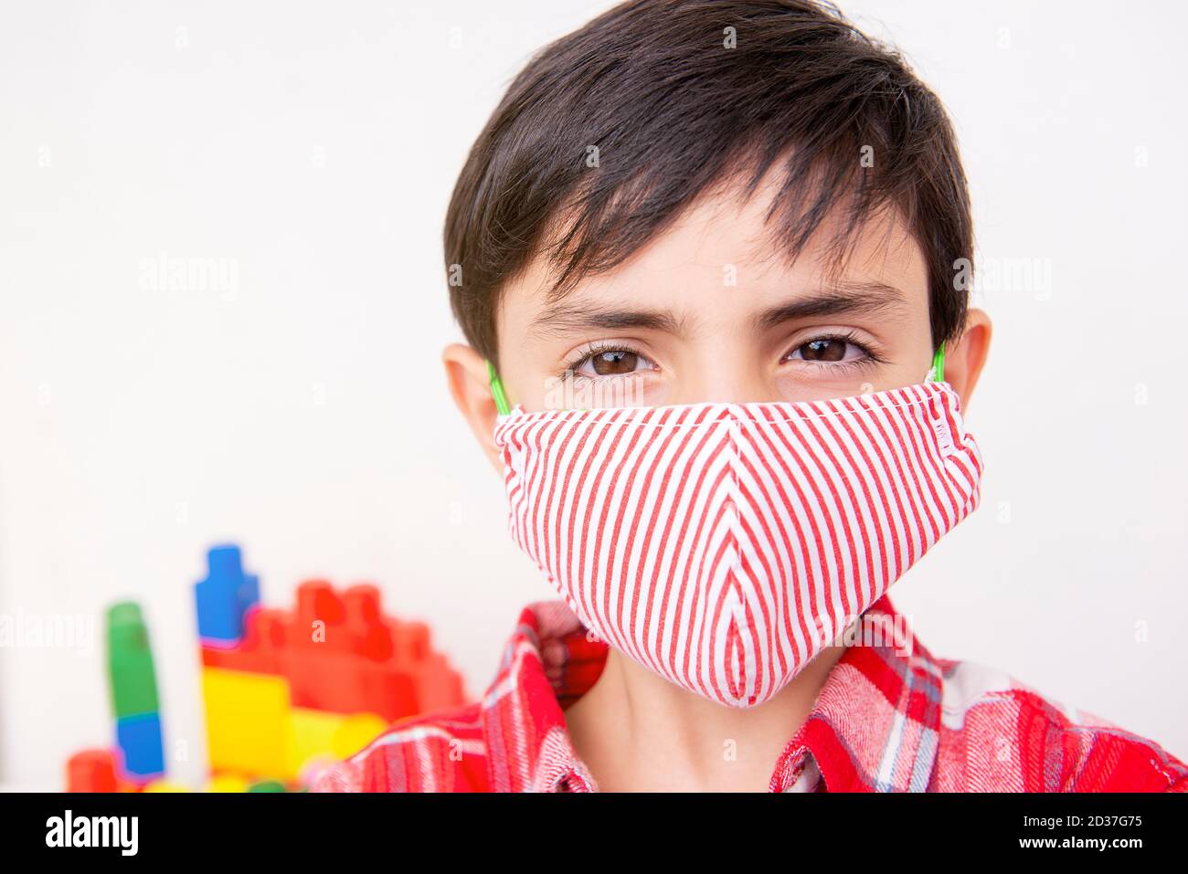 Portrait von sechs Jahre alten Kind trägt Gesichtsmaske Schutz Von Pandemie covid-19 Virus Pandemie Stockfoto