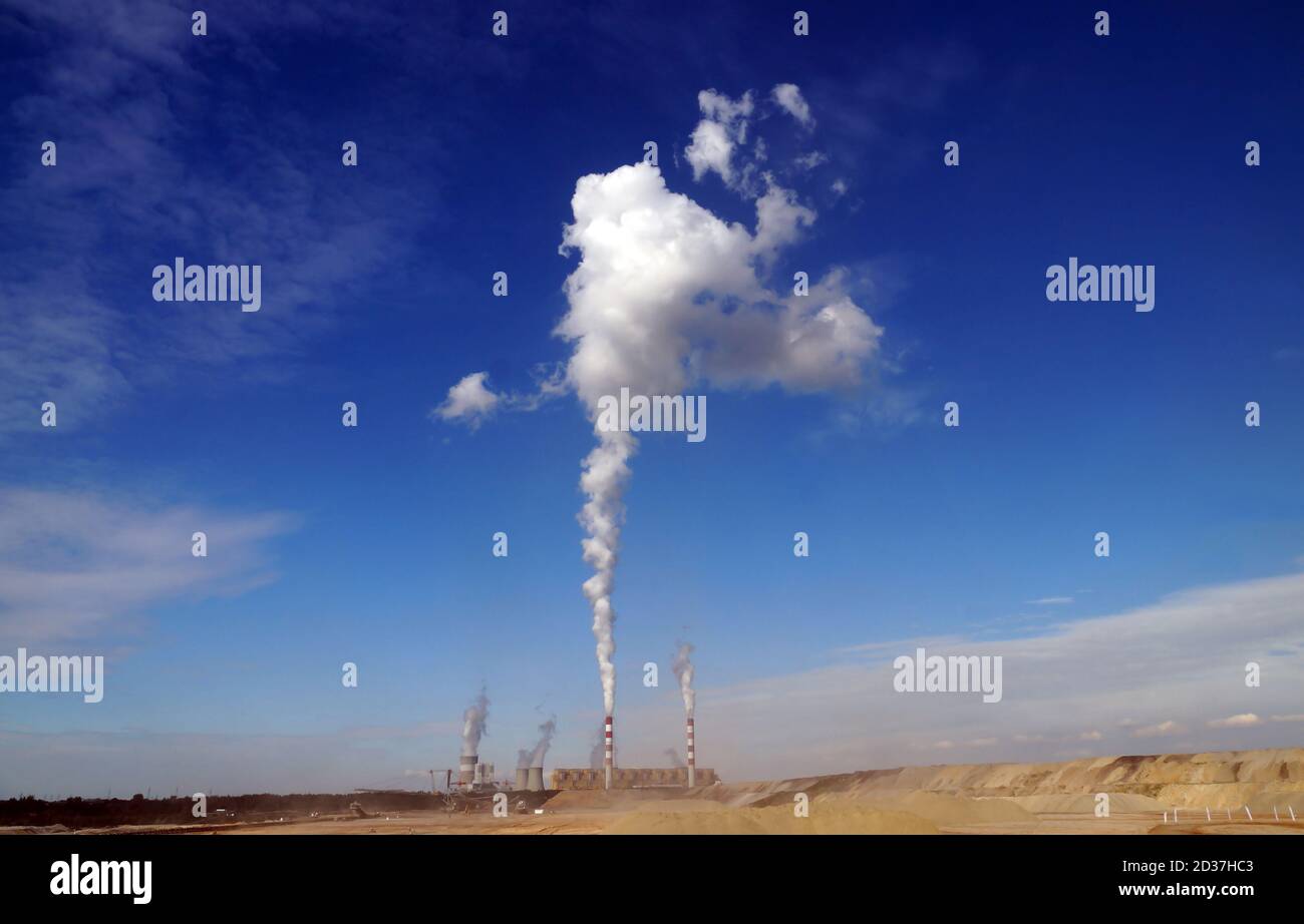Strom aus Kohle. Das Kraftwerk befindet sich neben dem Tagebau Braunkohle. Stockfoto