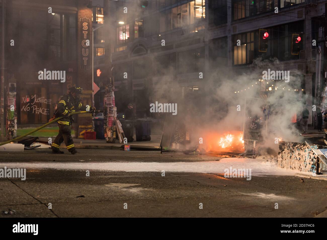 Seattle, USA. September 2020. Am frühen Abend lösch die Feuerwehr Mülltonnen, die von Protestierenden in Brand gesetzt wurden. Stockfoto