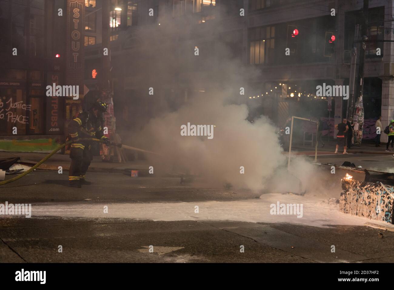 Seattle, USA. September 2020. Am frühen Abend lösch die Feuerwehr Mülltonnen, die von Protestierenden in Brand gesetzt wurden. Stockfoto