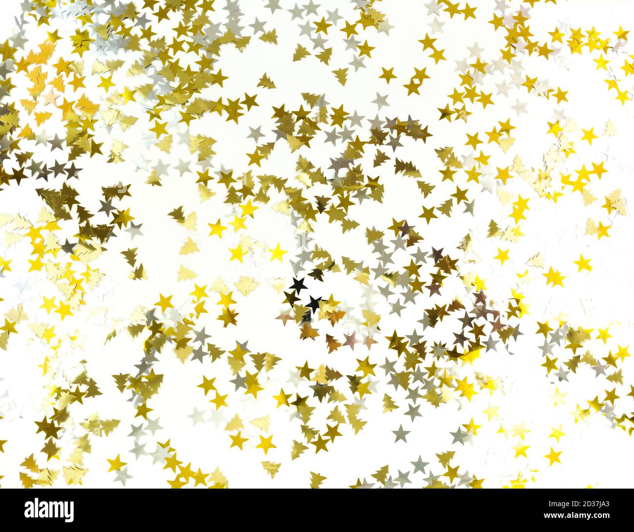 Leuchtende Sterne und weihnachtsbäume auf weißem Hintergrund. Festliche Vorlage. Stockfoto