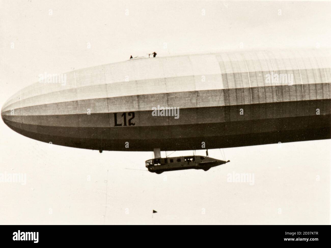 Arbeiter auf dem Zeppelin L12 Luftschiff während des Fluges Stockfoto