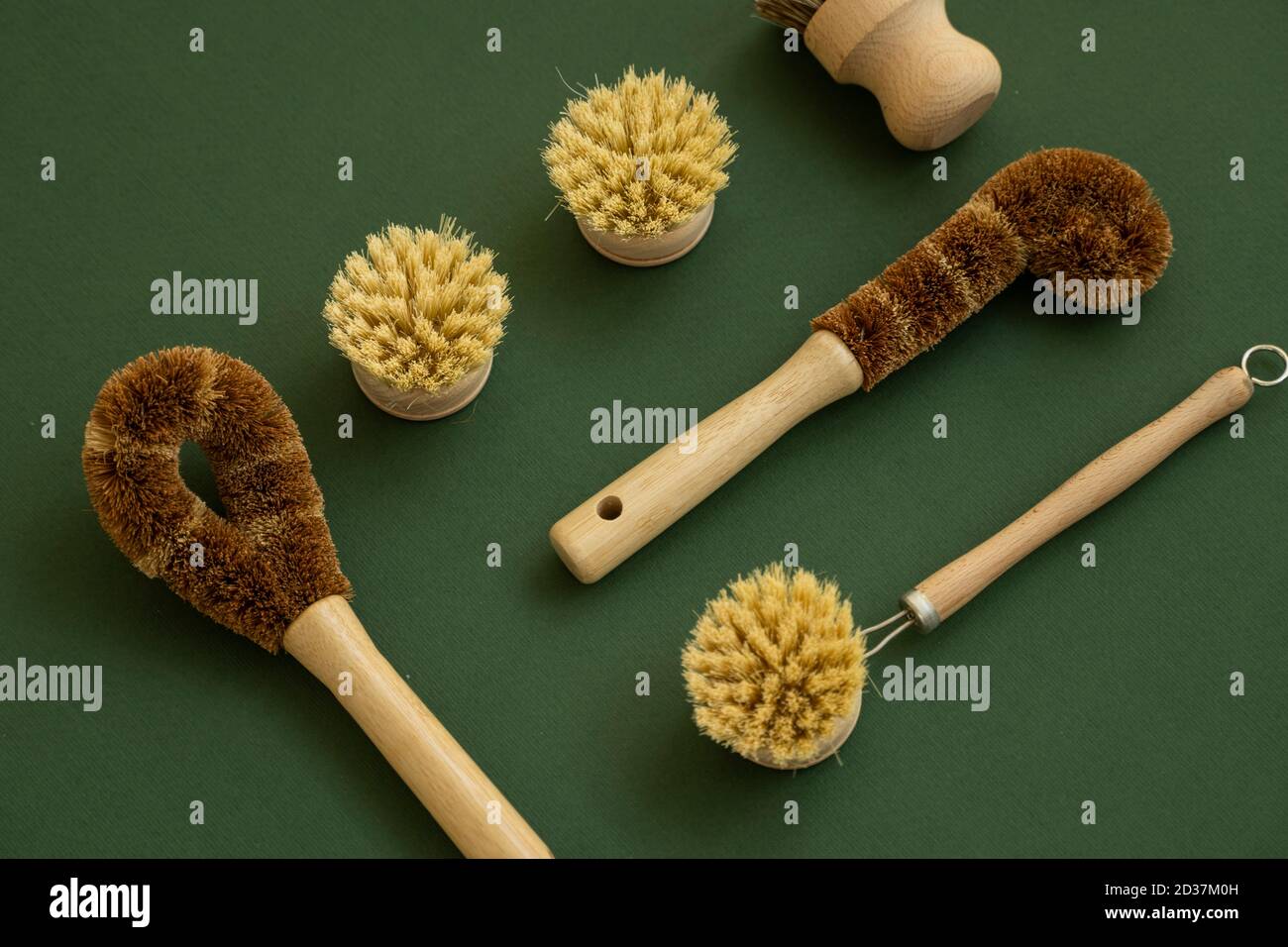 Bürstenset für die Öko-Reinigung des Hauses, Waschen von Geschirr und Oberflächen ohne Chemikalien auf einer grünen Oberfläche. Zero Waste Küchenreinigung Konzept. Eco Stockfoto