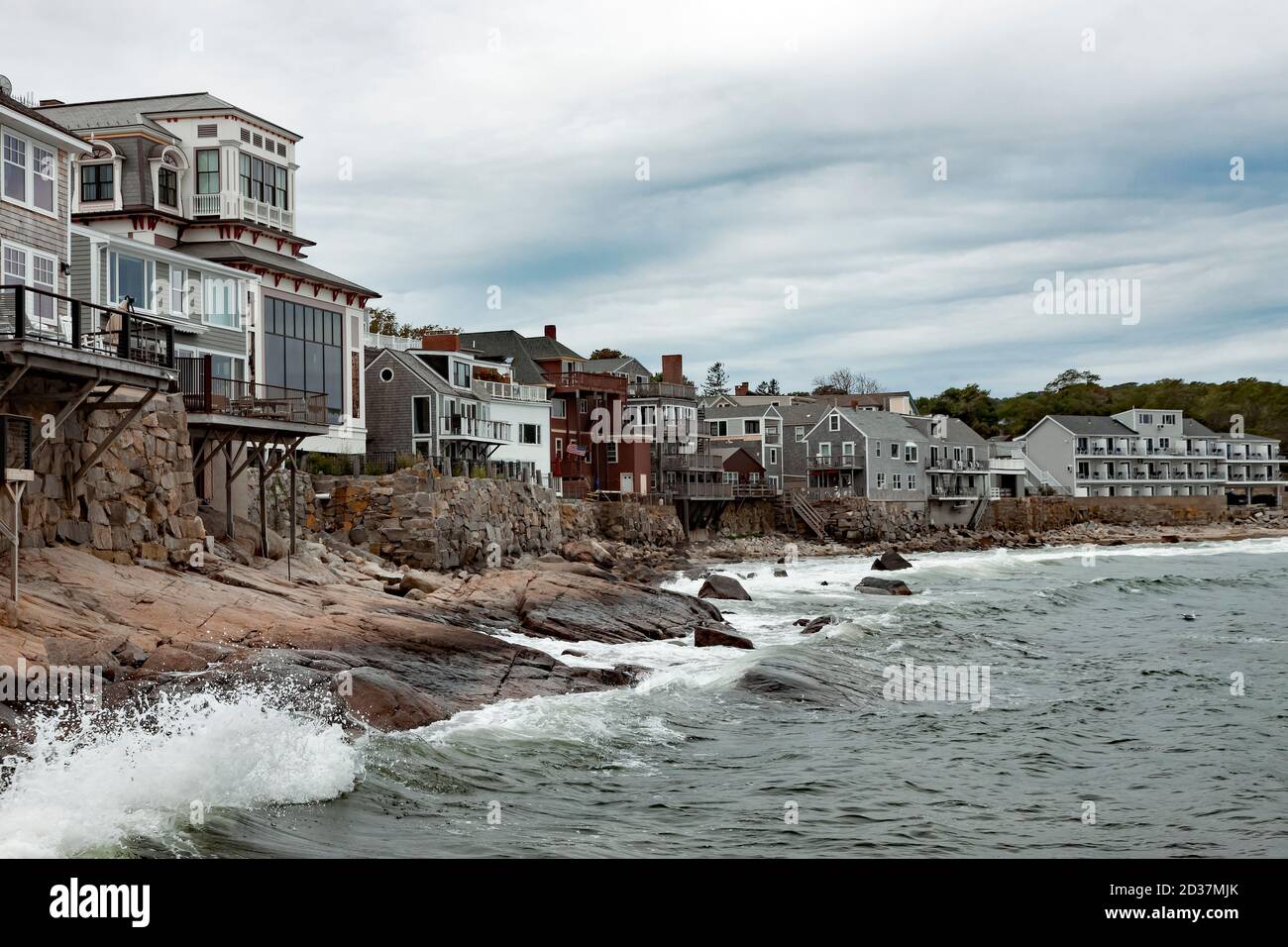 Front Beach Shoreline in Rockport, Massachusetts liegt auf der Halbinsel Cape Ann (Essex County). Sandy Bay öffnet sich zum Atlantischen Ozean. Stockfoto