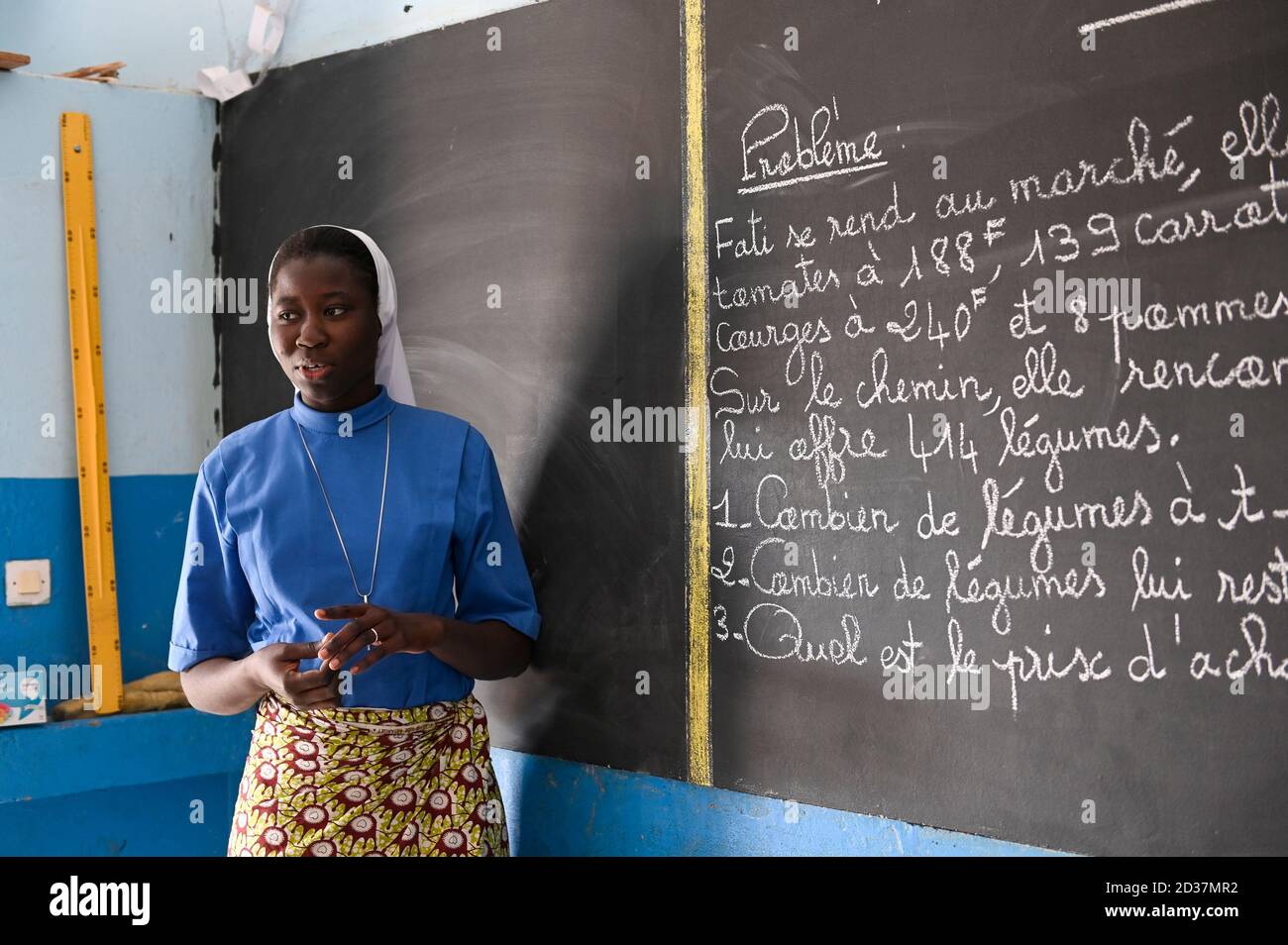 NIGER, Maradi, katholische Kirche, soziale Projekte, Schule Zaria SJC, afrikanische Ordensschwester unterrichtet französische Sprache / soziale Projekte der katholischen Kirche, Zaria SJC Schule Stockfoto