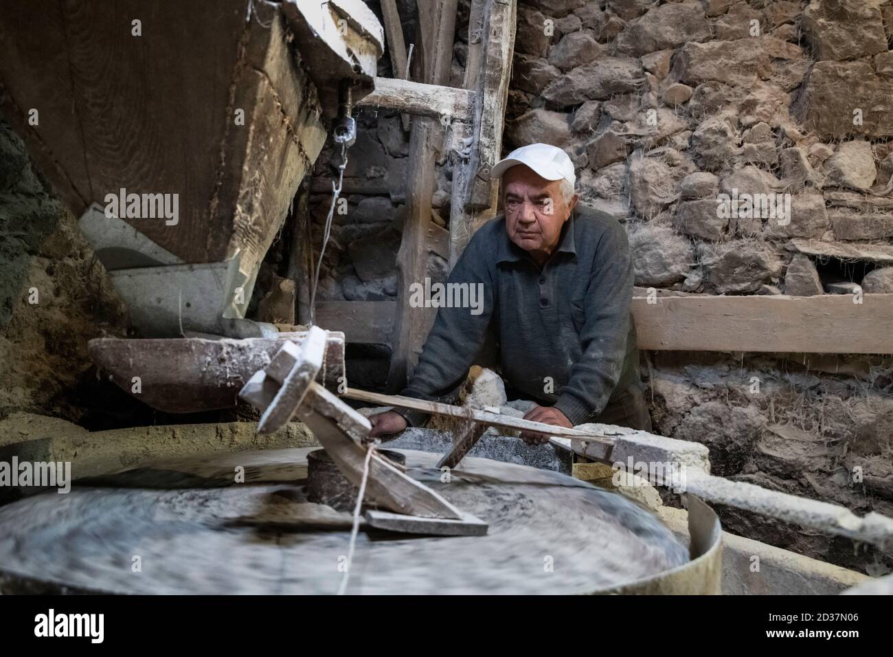 Alte Mühle zum Mahlen von Getreide aus nächster Nähe. Der Müller mahlt Getreide Stockfoto