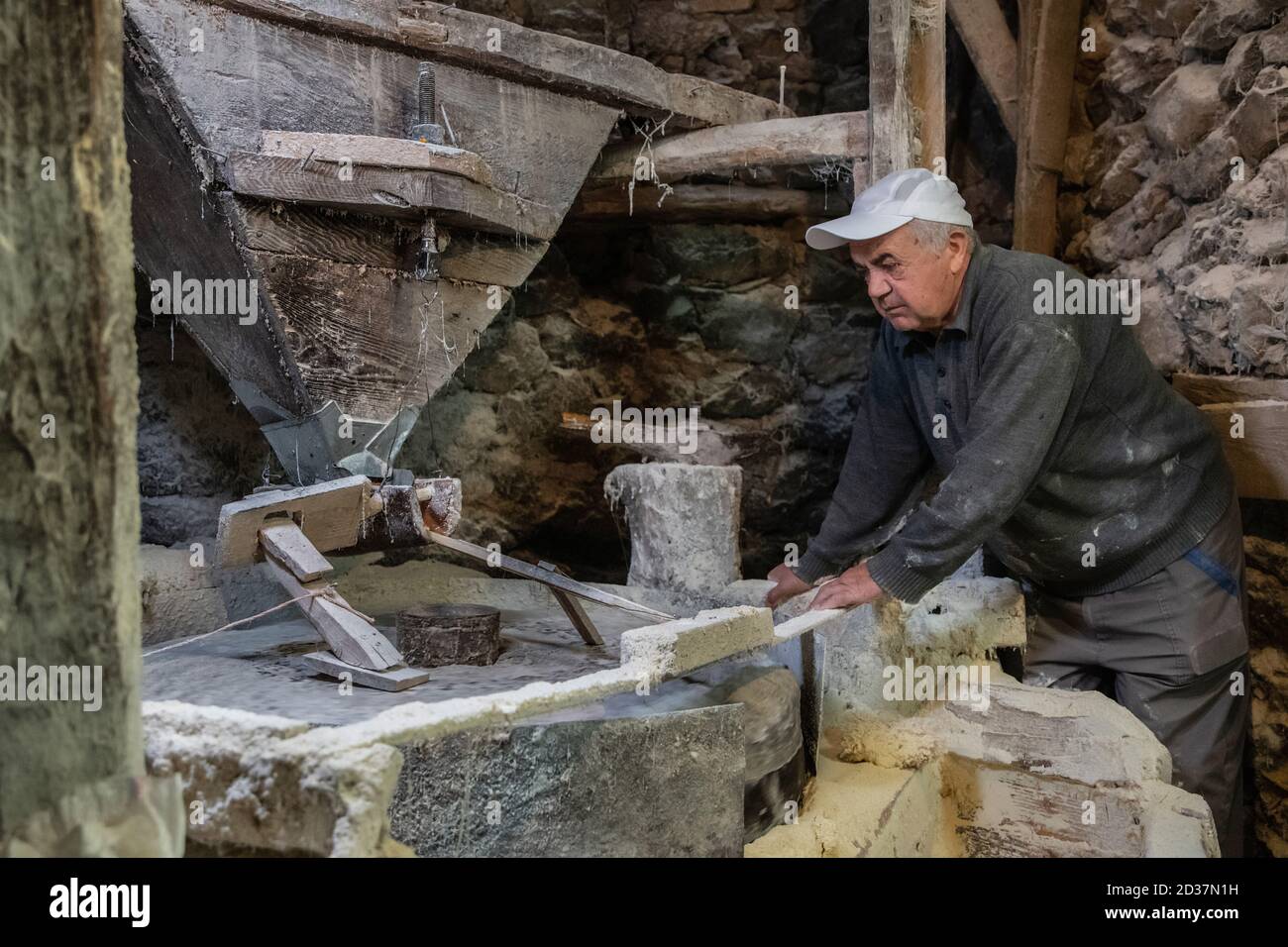 Alte Mühle zum Mahlen von Getreide aus nächster Nähe. Der Müller mahlt Getreide Stockfoto
