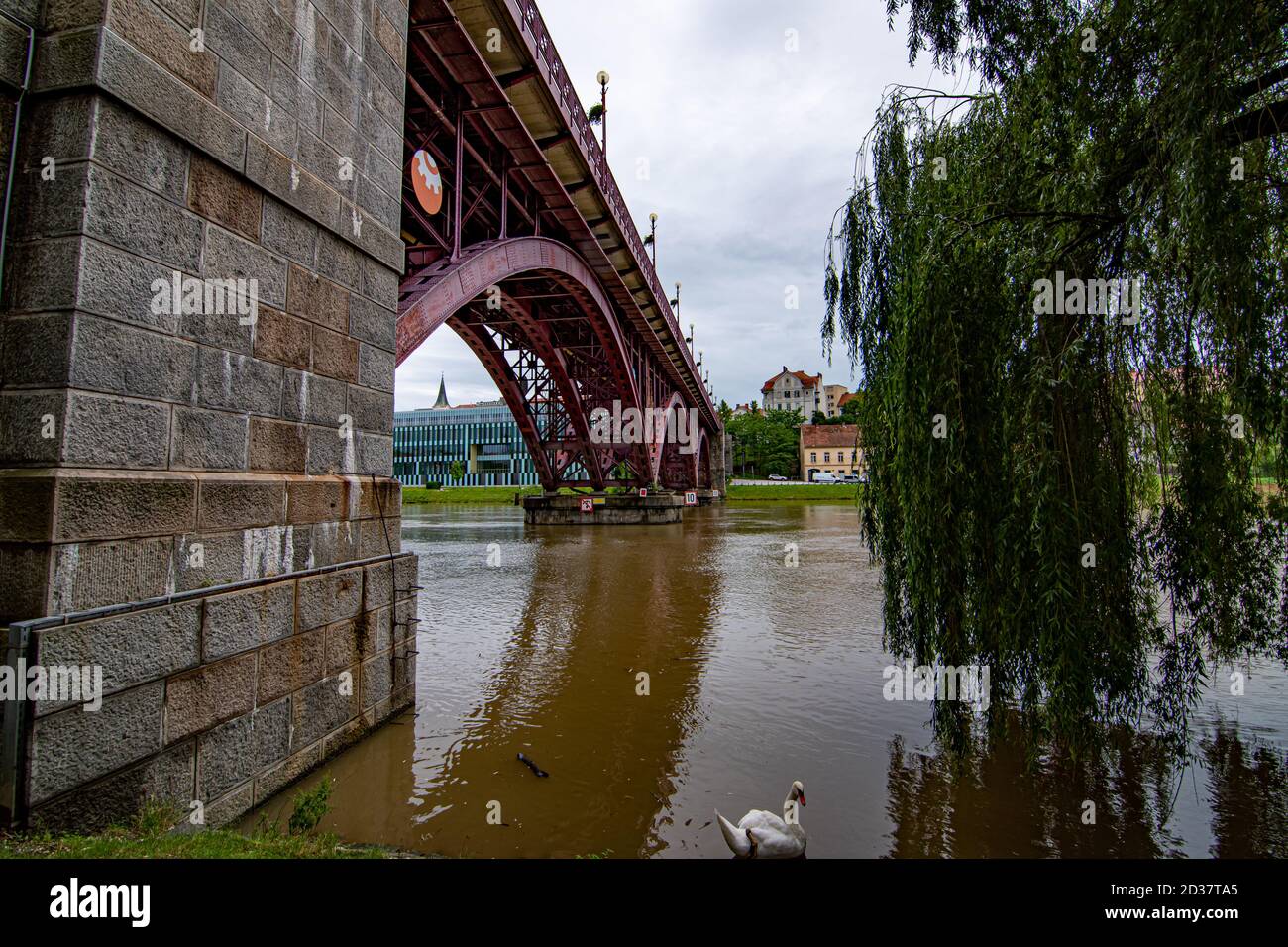 Monumentale Brücke über den Fluss in Maribor, Slowenien Stockfoto