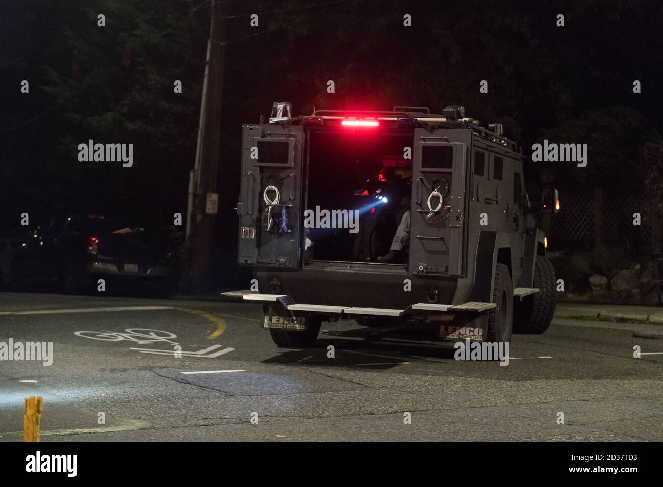 Seattle, USA. September 2020. Spät am Abend wurde eine taktische Polizeieinheit, die Protestierenden folgte, aus dem Ostbezirk zurückgedrängt. Stockfoto