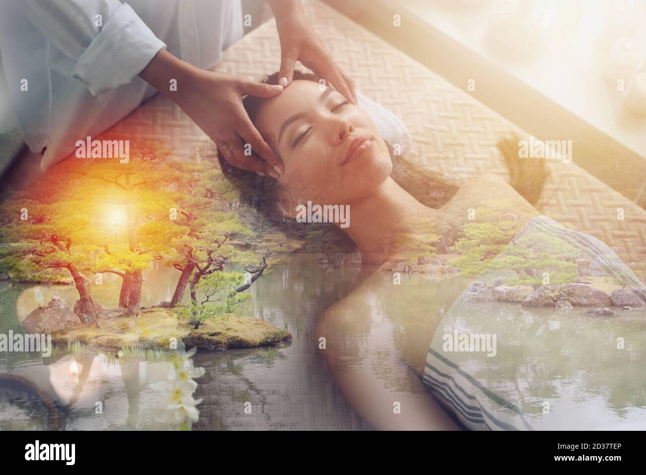 Frau entspannen Sie bei einer Massage im Wellnesscenter Stockfoto
