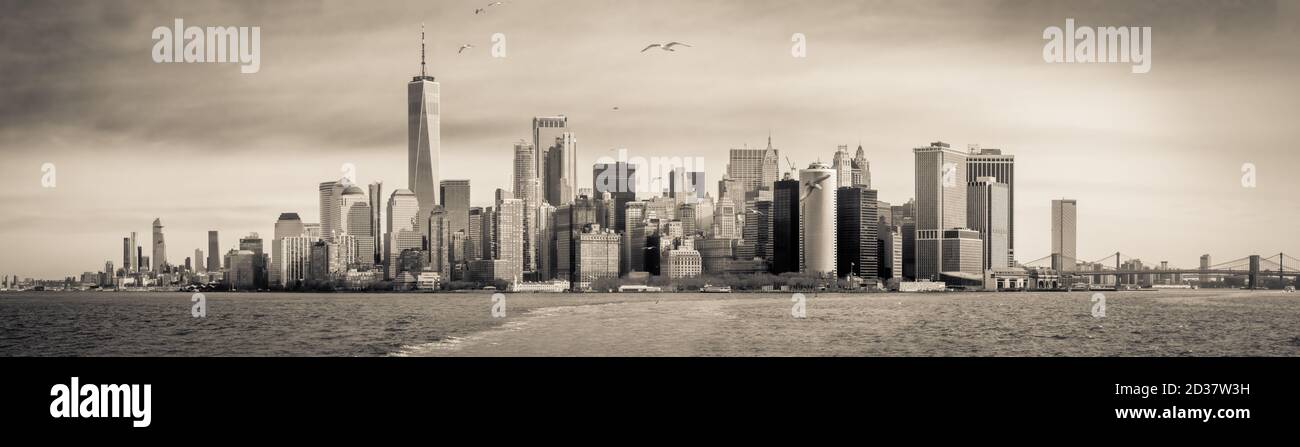 Sepia getöntes Panorama der Skyline von Manhattan, NYC, aufgenommen von Staten Island Stockfoto