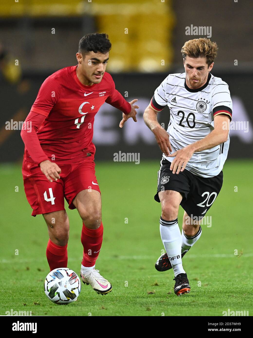 Duelle, Duell zwischen Ozan Kabak (Türkei) und Jonas Hofmann (Deutschland). GES. / Fussball / Testspiel: Deutschland - Tuerkei, 07.10.2020 Fußball / Fußball: Testspiel: Deutschland gegen die Türkei Köln, 7. Oktober 2020 Stockfoto