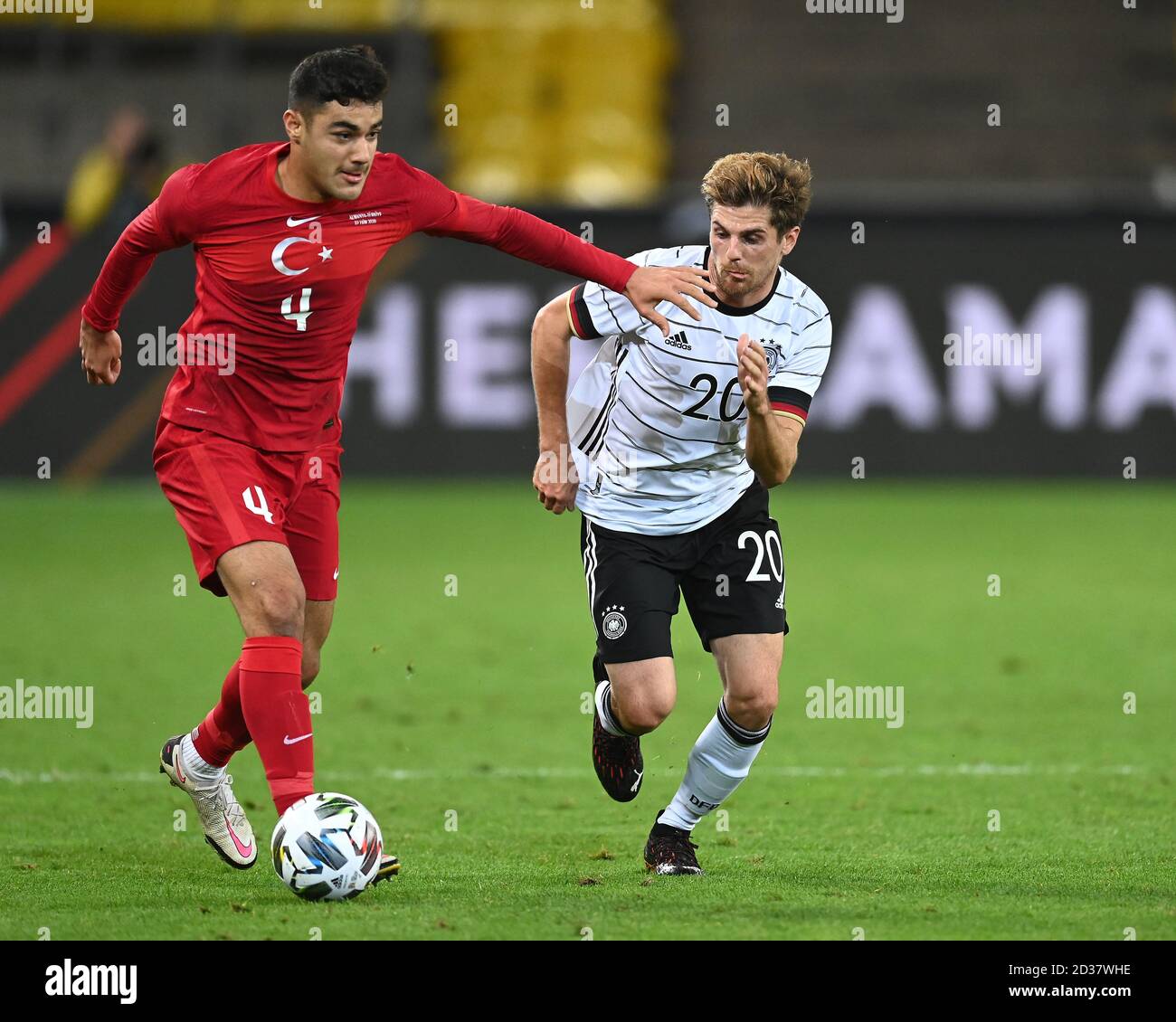 Duelle, Duell zwischen Ozan Kabak (Türkei) und Jonas Hofmann (Deutschland). GES. / Fussball / Testspiel: Deutschland - Tuerkei, 07.10.2020 Fußball / Fußball: Testspiel: Deutschland gegen die Türkei Köln, 7. Oktober 2020 Stockfoto