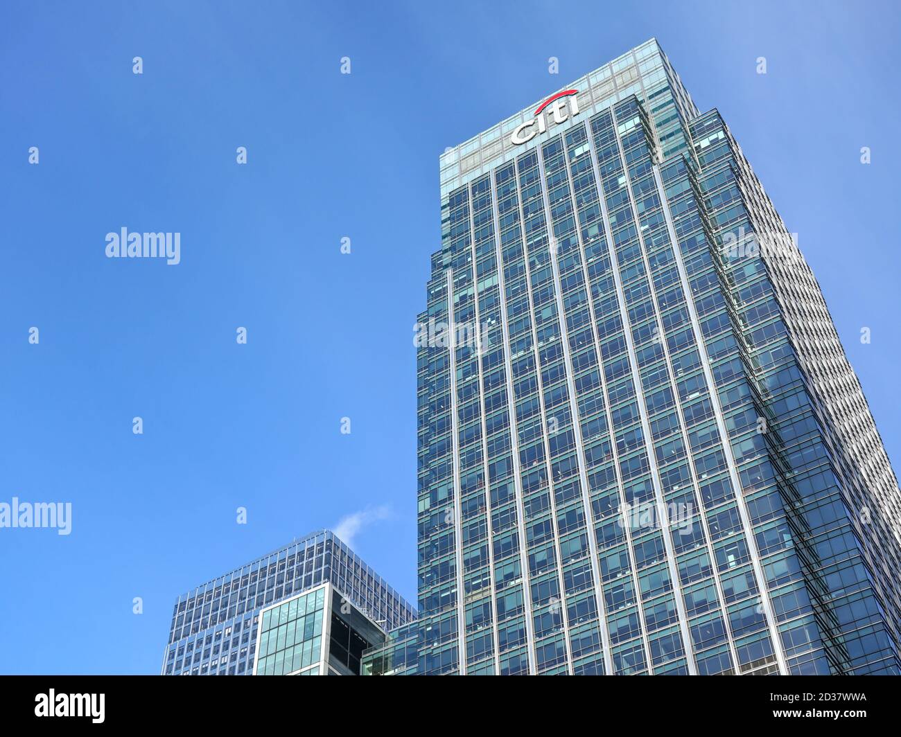 London, Großbritannien - 03. Februar 2019: Die Sonne scheint auf dem Citi EMEA-Hauptsitz in Canary Wharf. Citibank (Citigroup Inc.) ist ein amerikanisches Investitionsverbot Stockfoto