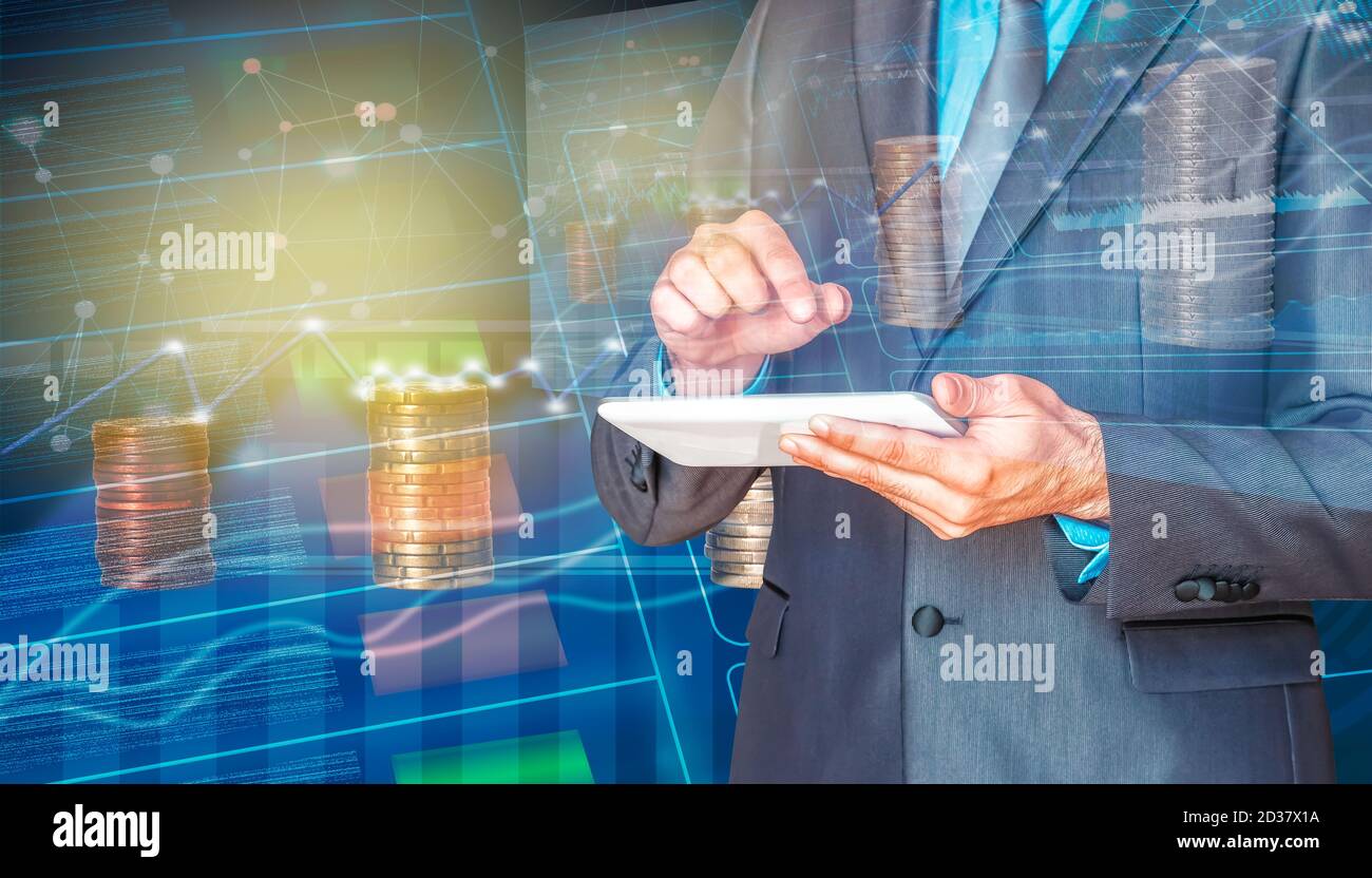 Doppelbelichtung Geschäftsmann und Wirtschaftsbilanz auf dem Aktienmarkt mit Grafiken und Bildschirmen mit Unternehmensinformationen. Konzept der Finanzen und BU Stockfoto