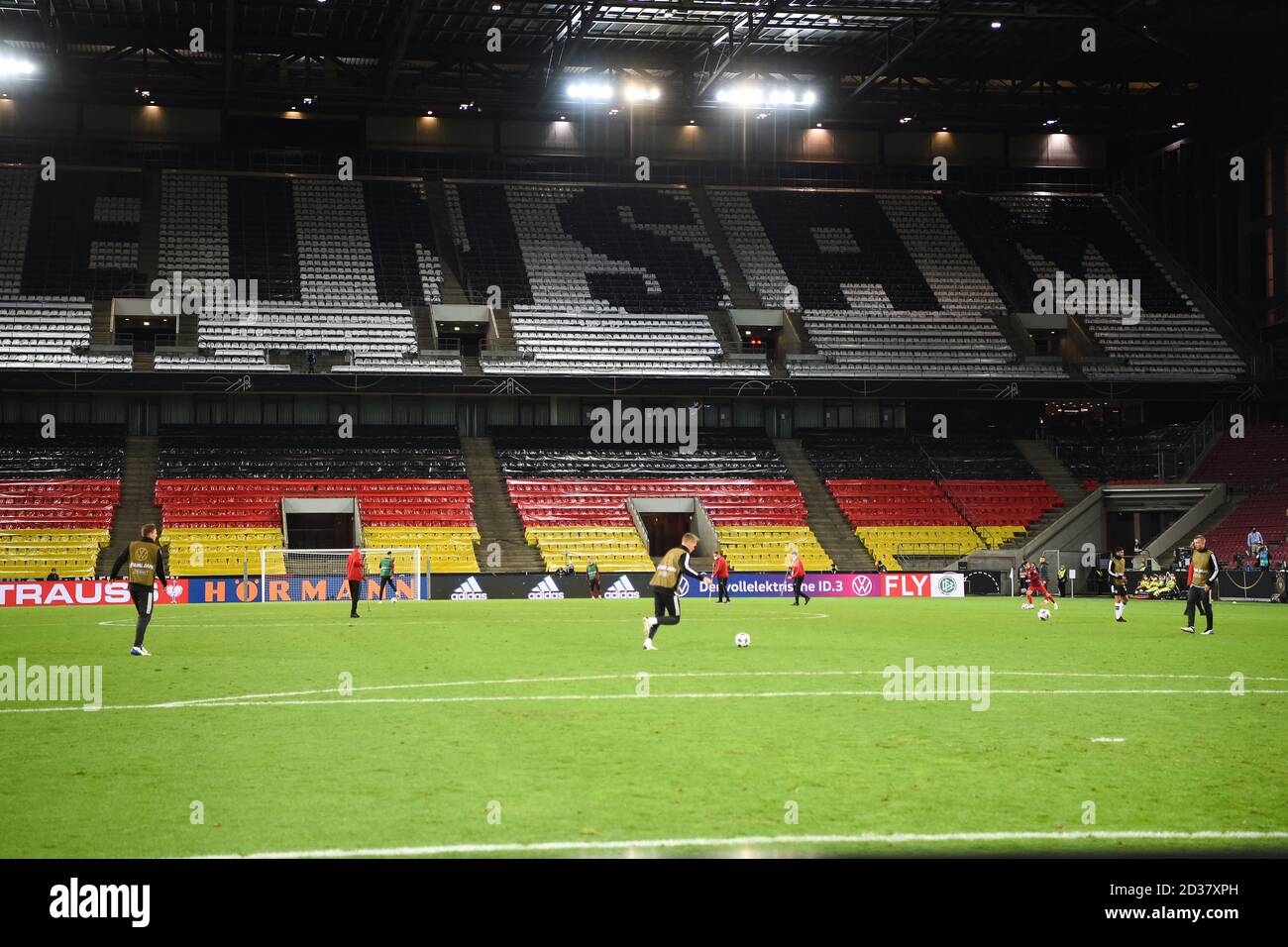 Übersicht RheinEnergieStadion: Auf den leeren Reihen steht das Schreiben? Einsam? (Eigentlich? Zusammen?) Zu lesen. GES. / Fussball / Testspiel: Deutschland - Tuerkei, 07.10.2020 Fußball / Fußball: Testspiel: Deutschland gegen die Türkei Köln, 7. Oktober 2020 Stockfoto