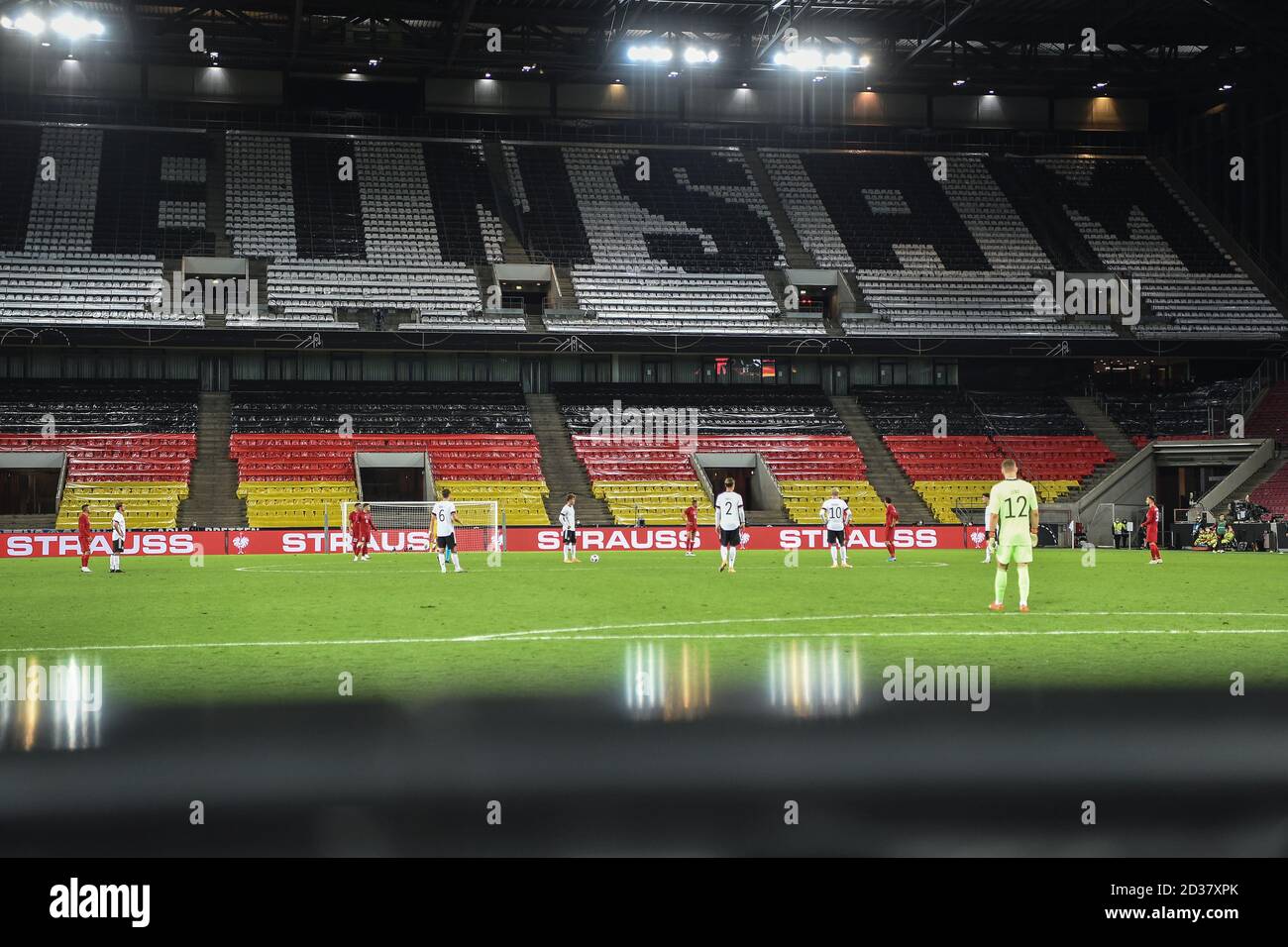Übersicht RheinEnergieStadion: Auf den leeren Reihen steht das Schreiben? Einsam? (Eigentlich? Zusammen?) Zu lesen. GES. / Fussball / Testspiel: Deutschland - Tuerkei, 07.10.2020 Fußball / Fußball: Testspiel: Deutschland gegen die Türkei Köln, 7. Oktober 2020 Stockfoto