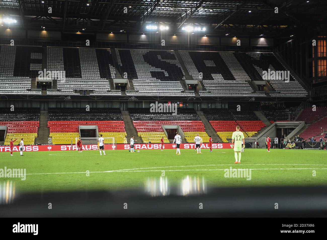 Übersicht RheinEnergieStadion: Auf den leeren Reihen steht das Schreiben? Einsam? (Eigentlich? Zusammen?) Zu lesen. GES. / Fussball / Testspiel: Deutschland - Tuerkei, 07.10.2020 Fußball / Fußball: Testspiel: Deutschland gegen die Türkei Köln, 7. Oktober 2020 Stockfoto