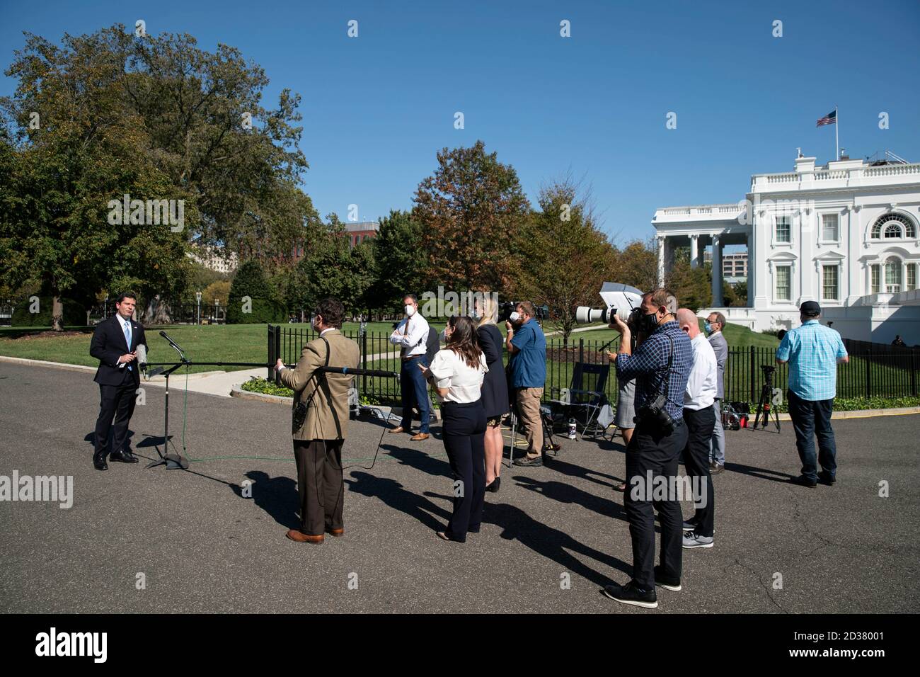 Washington, DC, USA. Oktober 2020. Brian Morgenstern, stellvertretender Pressesprecher des Weißen Hauses, spricht mit Mitgliedern des Pressecorps des Weißen Hauses über den Status der Gesundheit von US-Präsident Donald Trump, während er sich am Mittwoch, den 7. Oktober 2020, von einem Coronavirus außerhalb des Westflügels des Weißen Hauses in Washington, DC, USA, erholt. Quelle: Sarah Silbiger/Pool via CNP Quelle: dpa/Alamy Live News Stockfoto