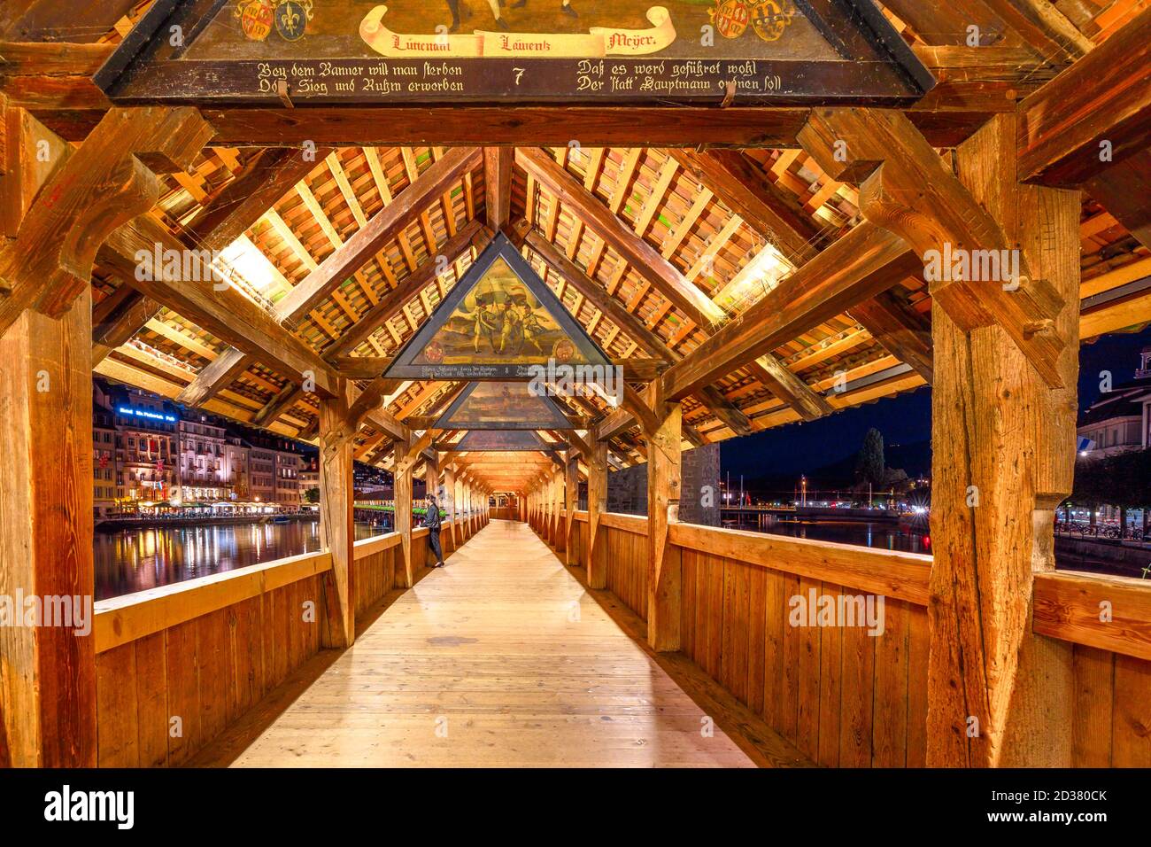 Luzern, Schweiz - 26. Aug 2020: Unter der kapellbrücke erleuchtet die  historisch geblühte Holzkapelle Brücke über den Reuss am Vierwaldstättersee  Stockfotografie - Alamy