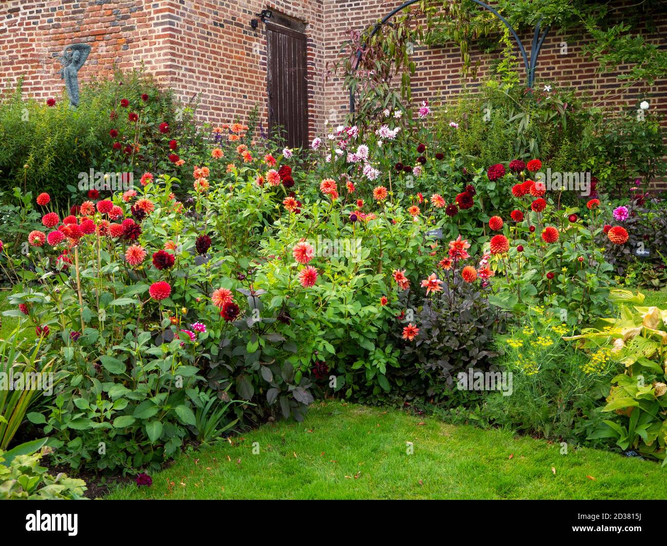 Chenies Manor versunkenen Garten im September. Dahlia Sorten von der Pavillon oder Old Nursery.Dahlias 'Finchcocks', 'Jescot Julie', 'Karma Choc'. Stockfoto