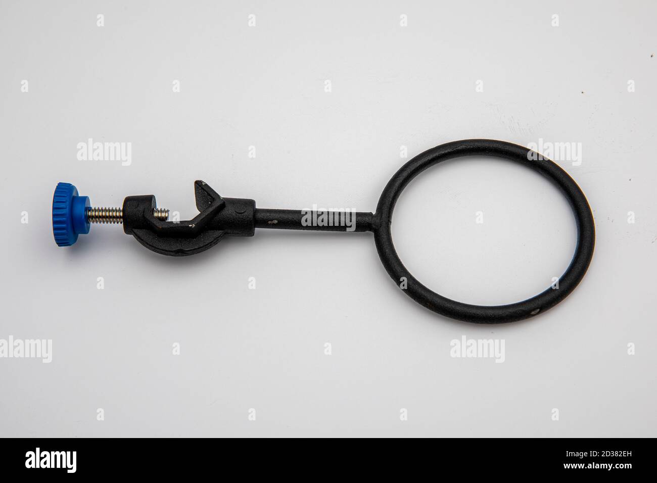 Klemmhalter. Laborgeräte. Mit der Ringklemme werden Trenntrichter und Glastrichter platziert. In einem chemischen Labor. Stockfoto