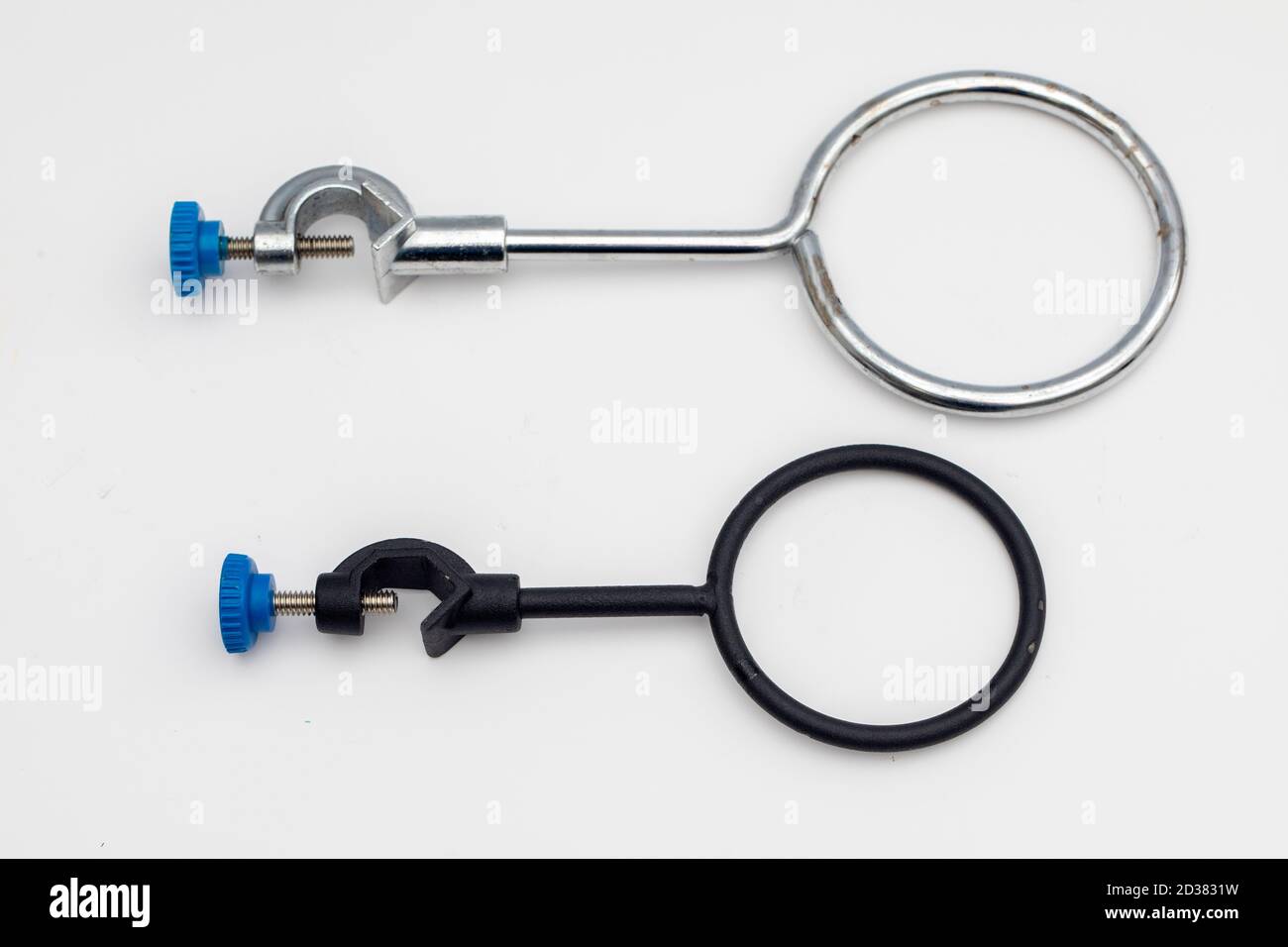 Klemmhalter. Laborgeräte. Mit der Ringklemme werden Trenntrichter und Glastrichter platziert. In einem chemischen Labor. Stockfoto